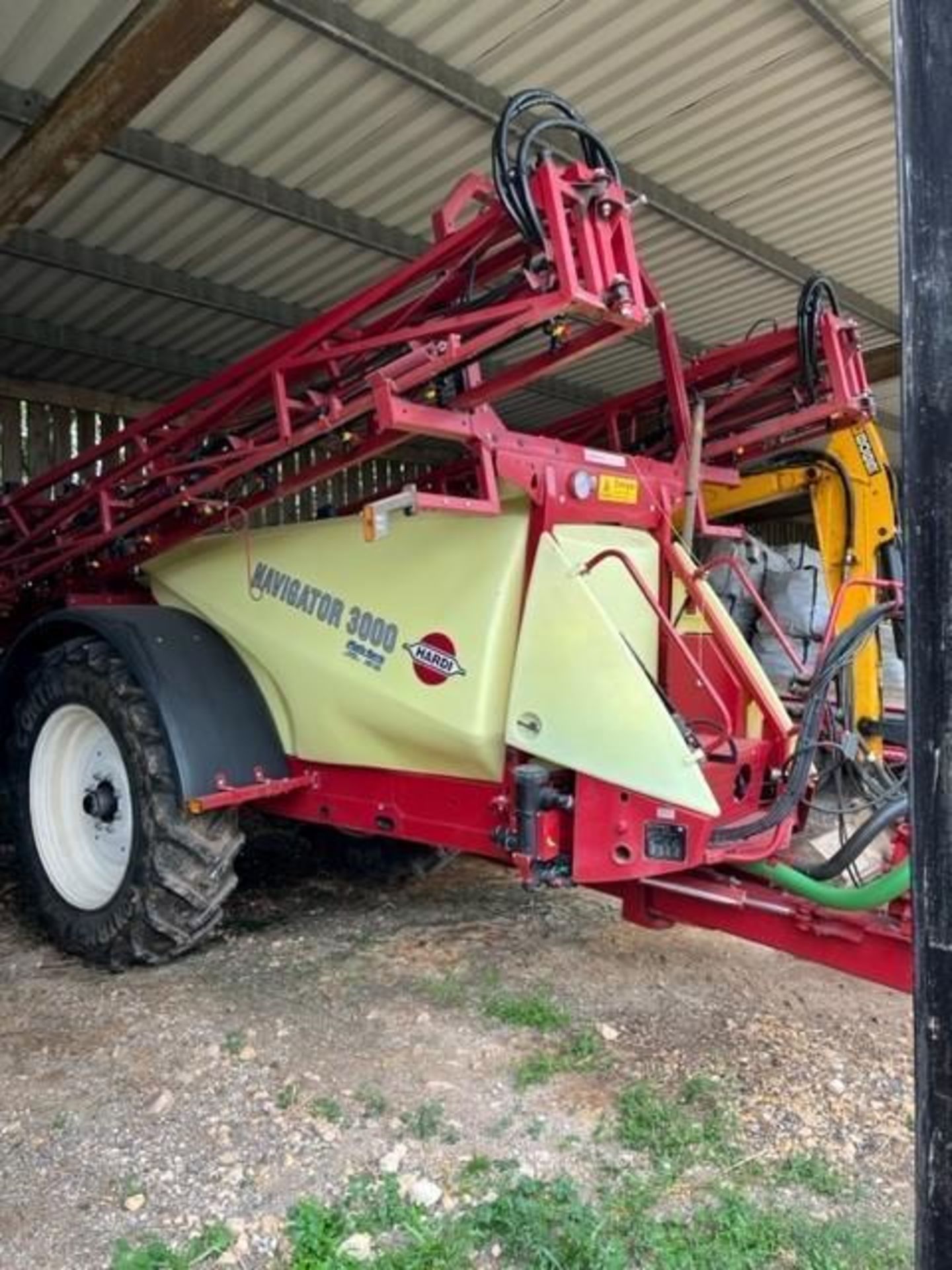 2010 Hardi Navigator 3000 trailed sprayer with 24m delta boom with triplex nozzles. Boom prime and f - Image 4 of 8