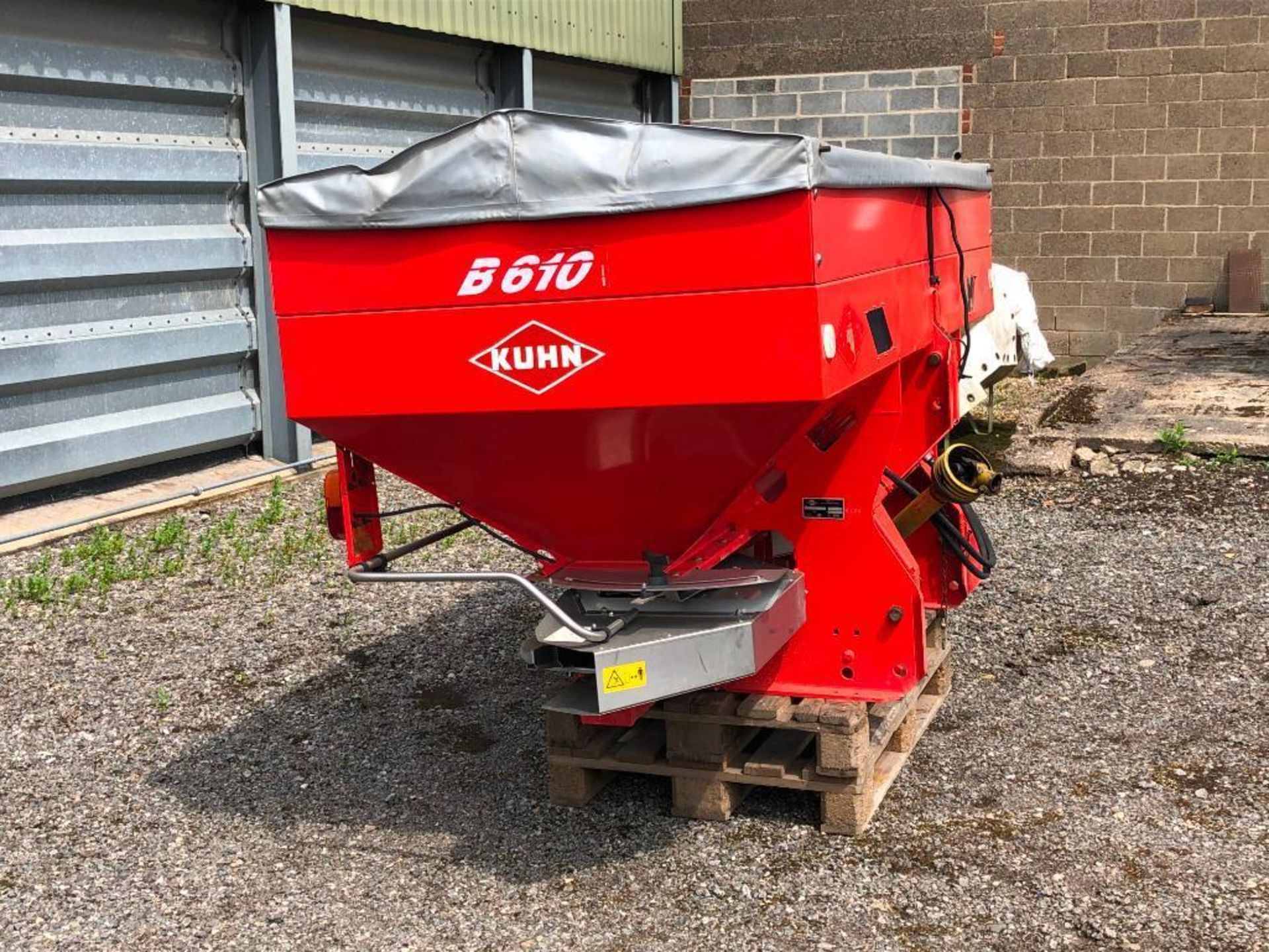 1997 Kuhn MDS 1141 20m twin disc fertiliser spreader with B610 hopper extension, comes with addition - Image 3 of 12