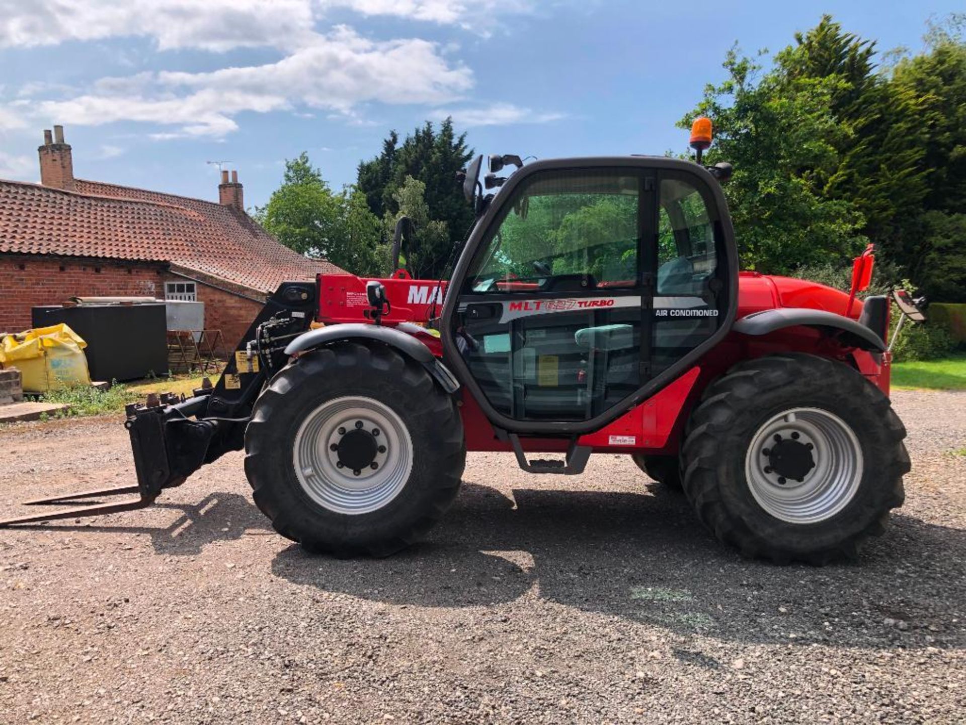 2010 Manitou MLT627 Turbo materials handler c/w air conditioned cab, pick up hitch, pin and cone hea - Image 21 of 47