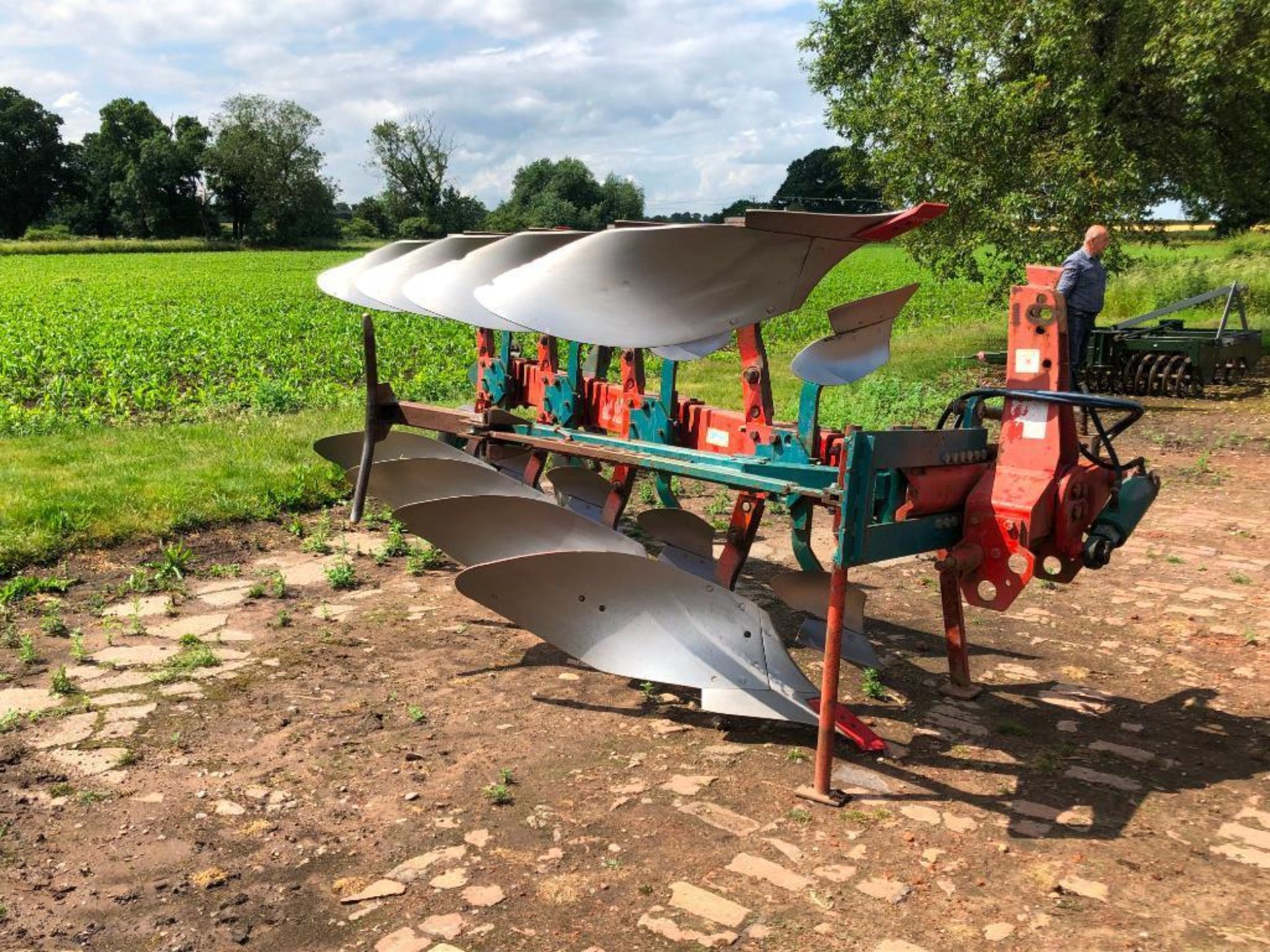 Kverneland LD100 4f (3f+1f) reversible plough with skimmers, manual vari-width with press arm and de - Image 10 of 14