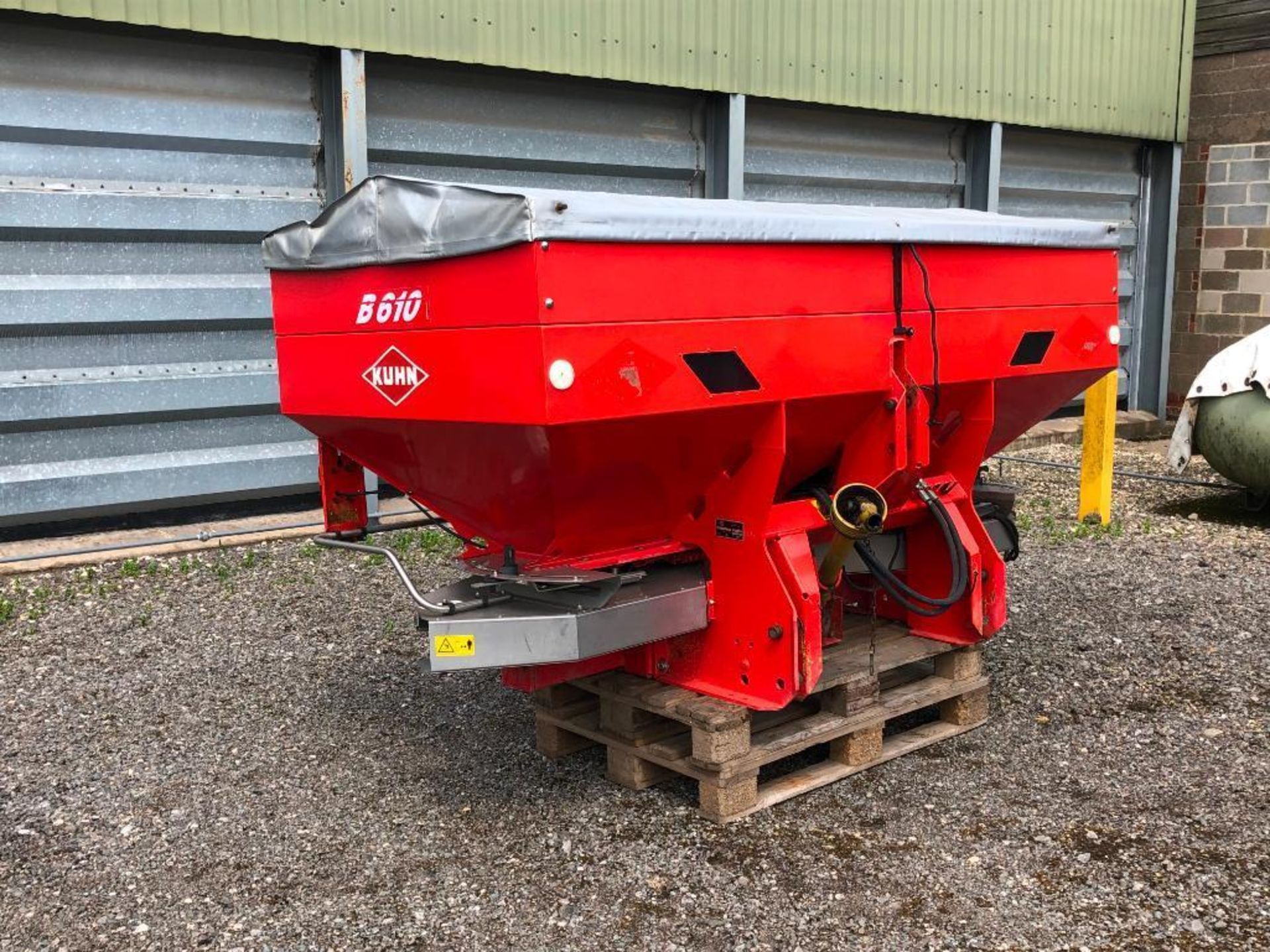 1997 Kuhn MDS 1141 20m twin disc fertiliser spreader with B610 hopper extension, comes with addition - Image 10 of 12