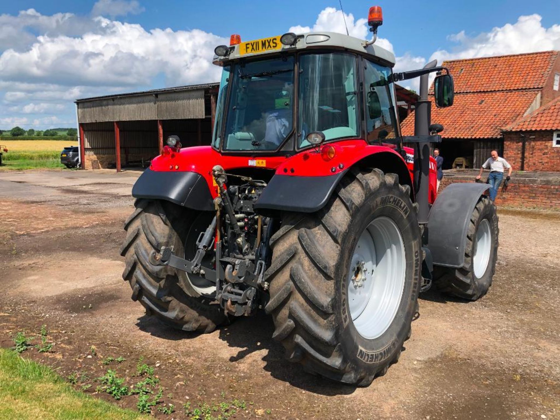 2011 Massey Ferguson 6480 Dyna 6 40kph 4wd tractor c/w 3 manual spools, front and cab suspension, im - Image 16 of 44