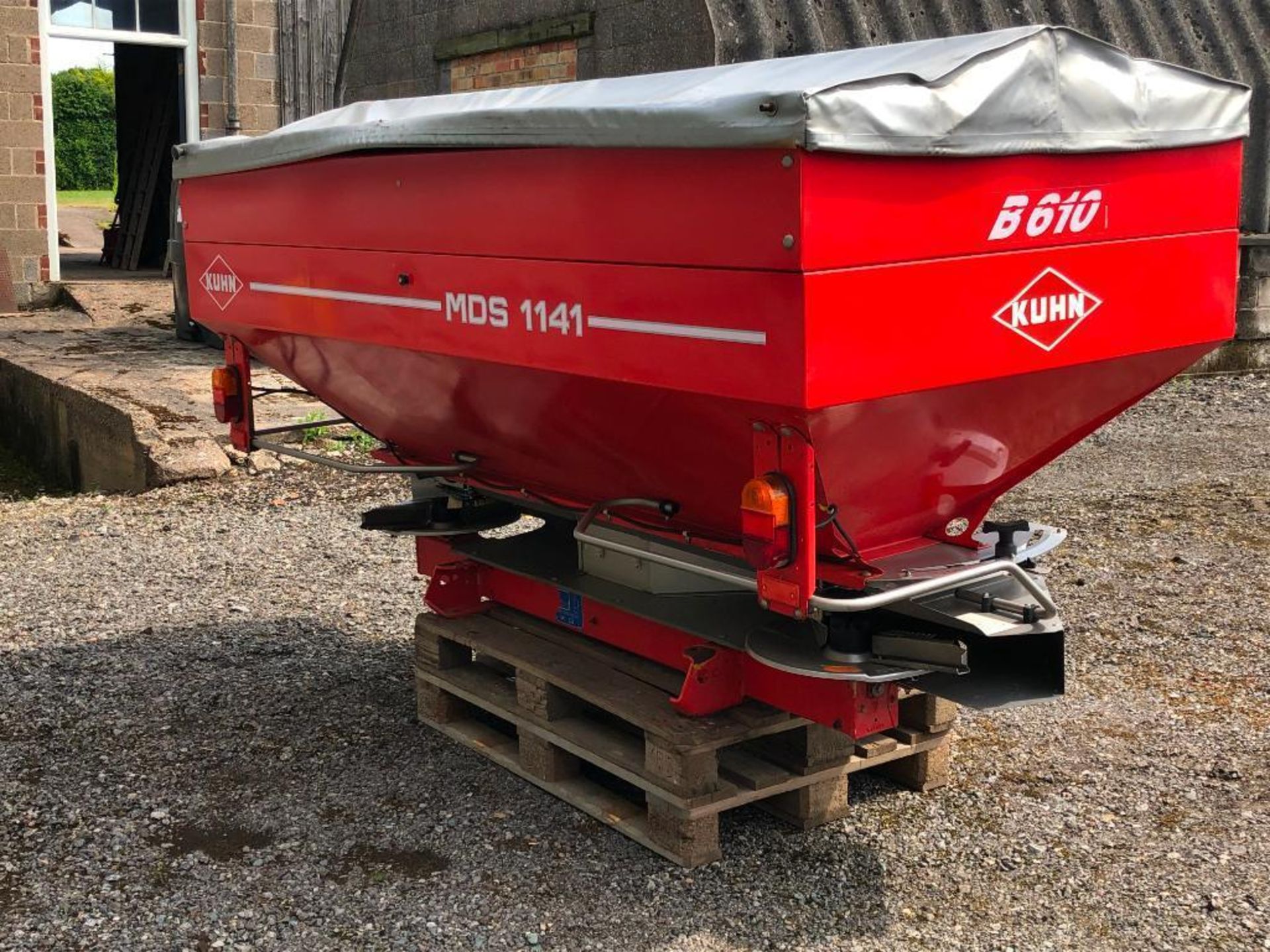 1997 Kuhn MDS 1141 20m twin disc fertiliser spreader with B610 hopper extension, comes with addition - Image 4 of 12