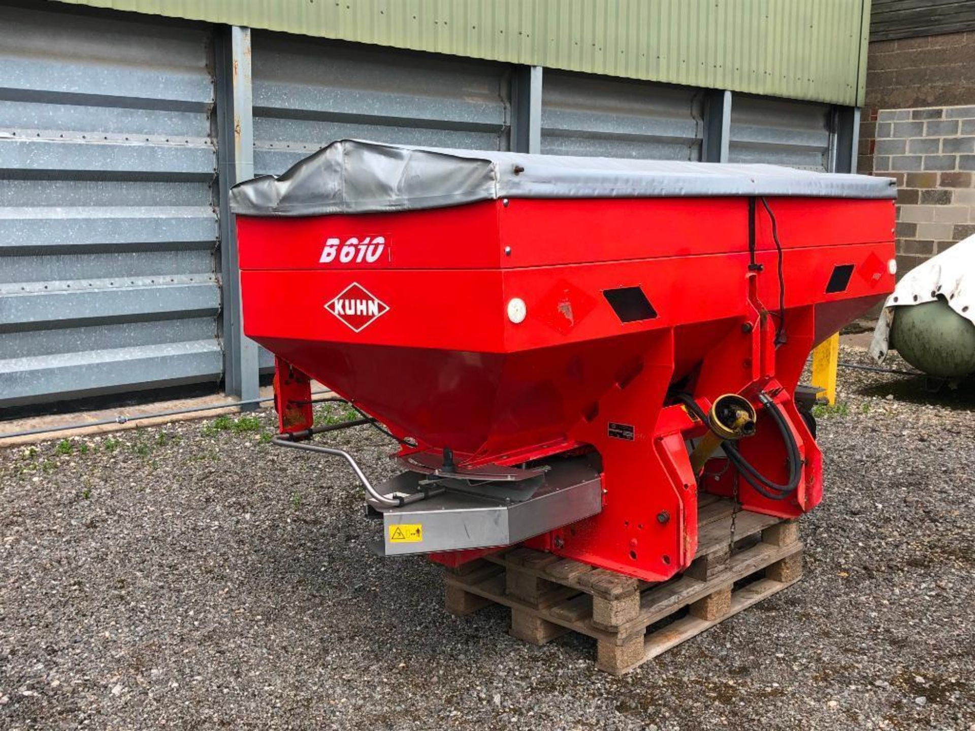 1997 Kuhn MDS 1141 20m twin disc fertiliser spreader with B610 hopper extension, comes with addition - Image 9 of 12