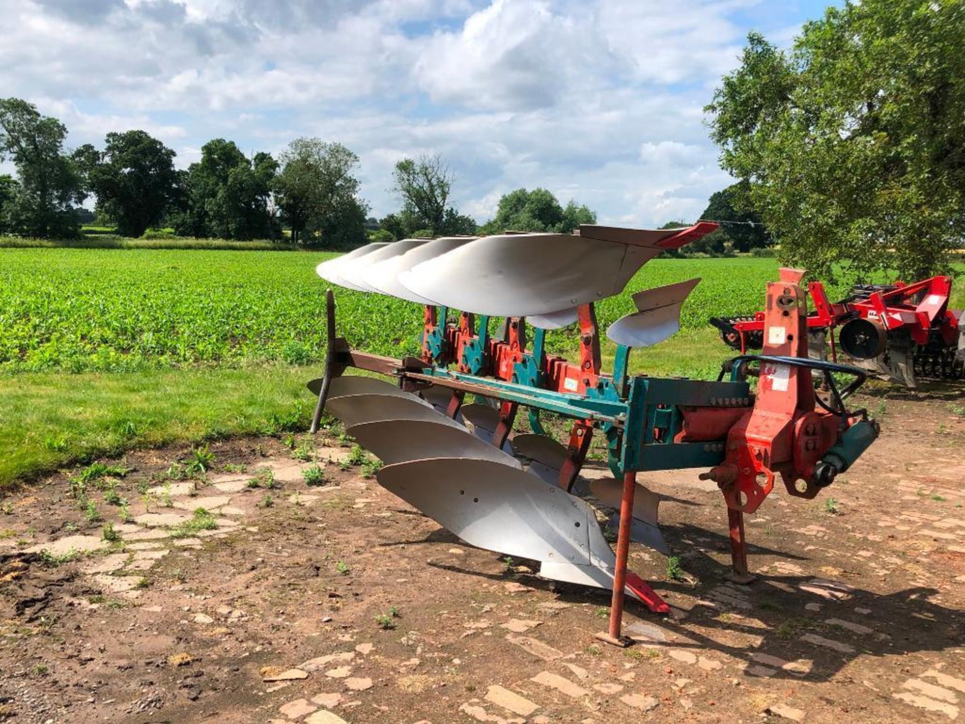 Kverneland LD100 4f (3f+1f) reversible plough with skimmers, manual vari-width with press arm and de - Image 3 of 14