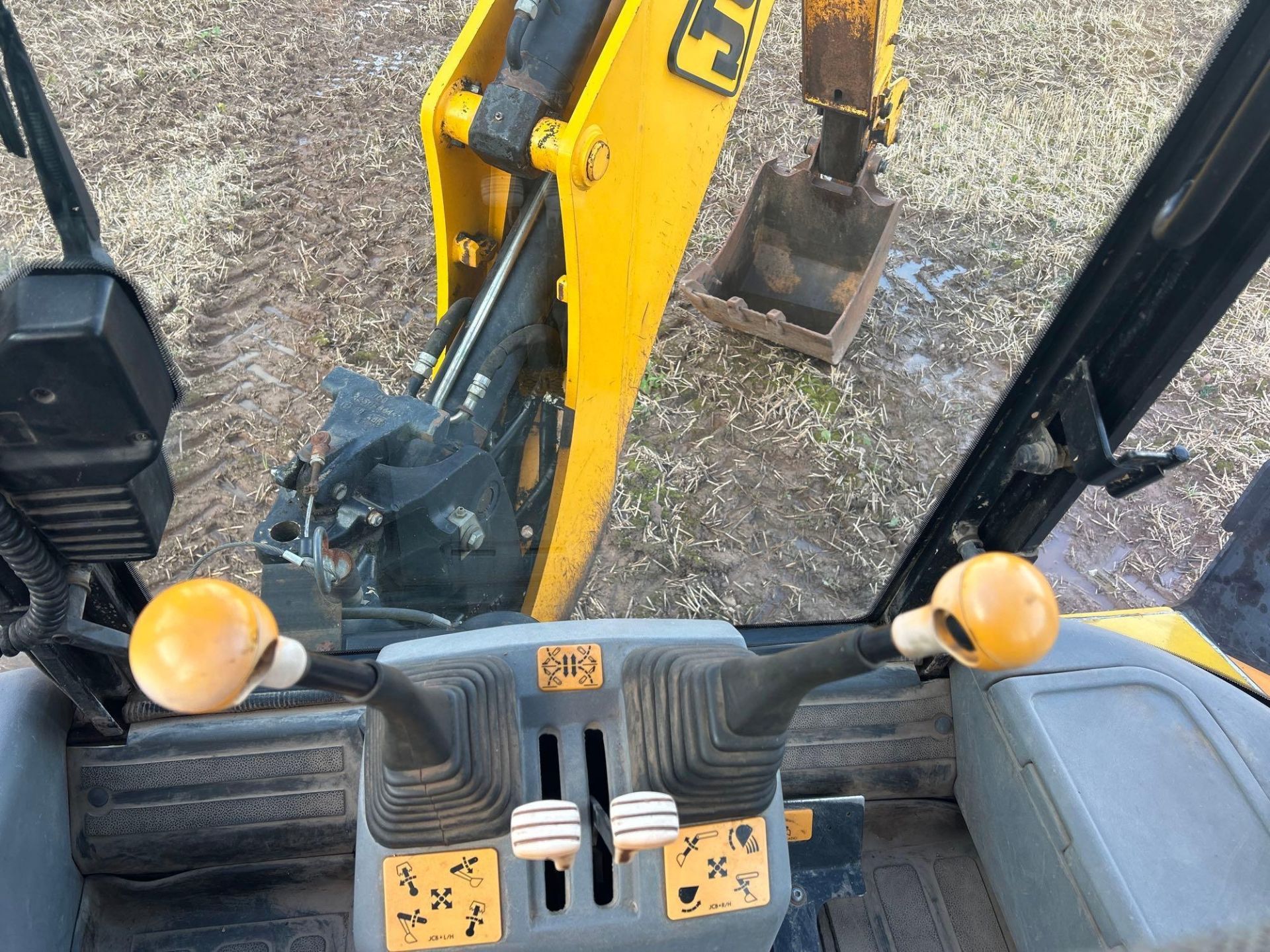 1998 JCB 3CX SRS Powershift 4X4 backhoe digger on 12.0/12.5-18 front and 18-4/26 rear wheels and tyr - Image 7 of 16