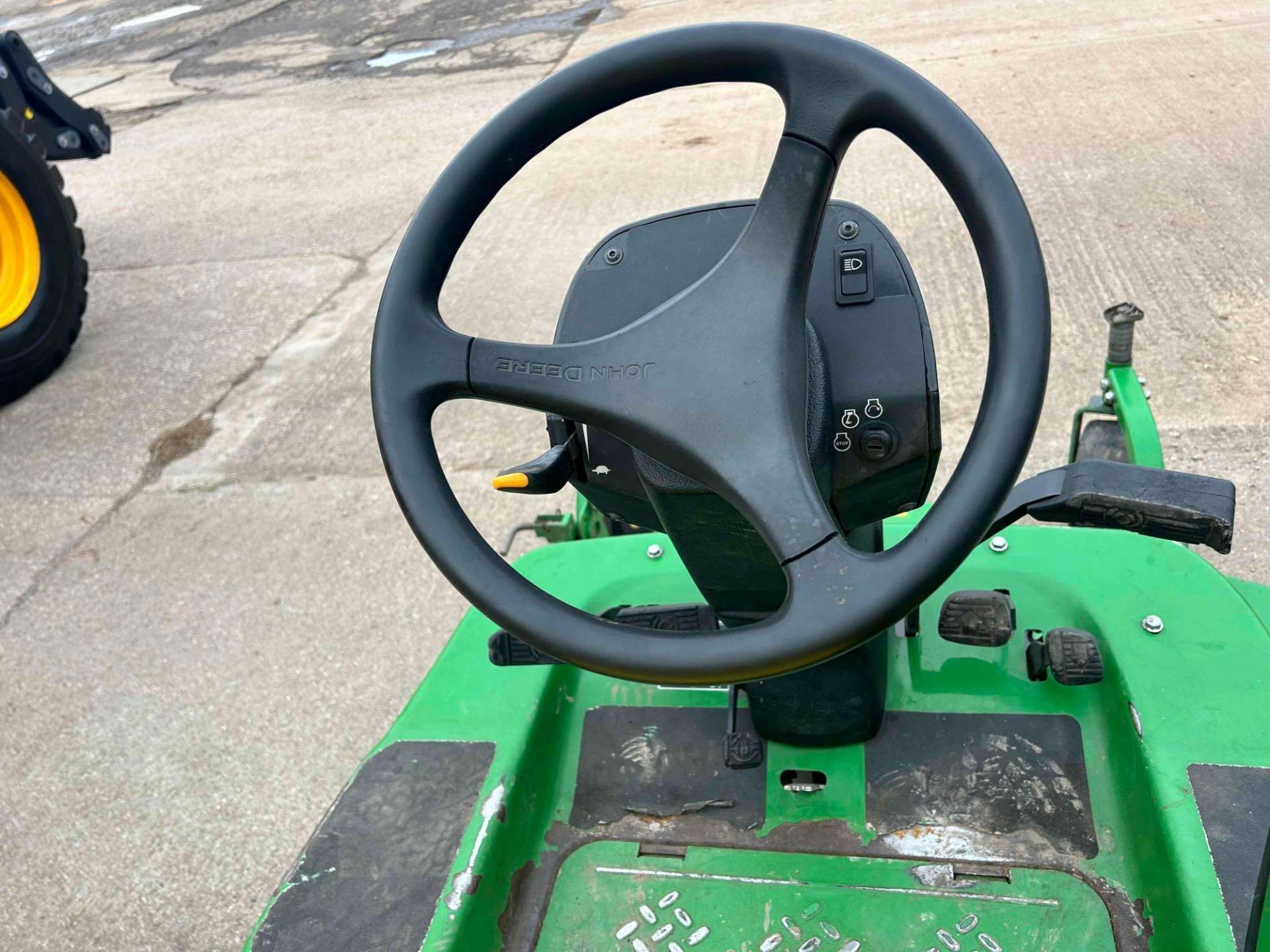 2015 John Deere 1570 TerrainCut hydrostatic mower, c/w Fastback Commercial 62 cutting deck. Hours: 1 - Image 7 of 14