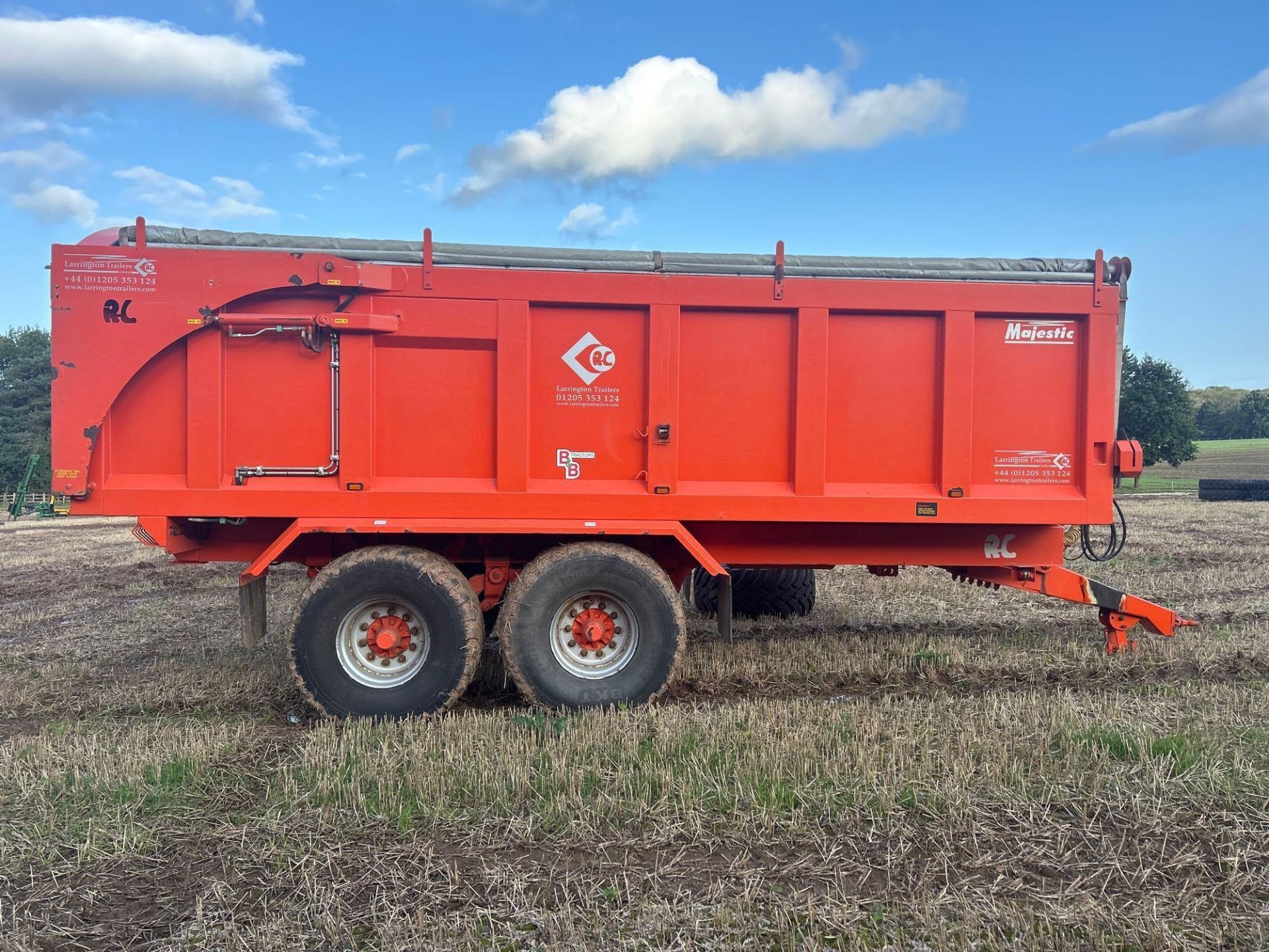 2013 Larrington Majestic 18t twin axle grain trailer, sprung drawbar, air brakes, hydraulic tailgate - Image 4 of 10