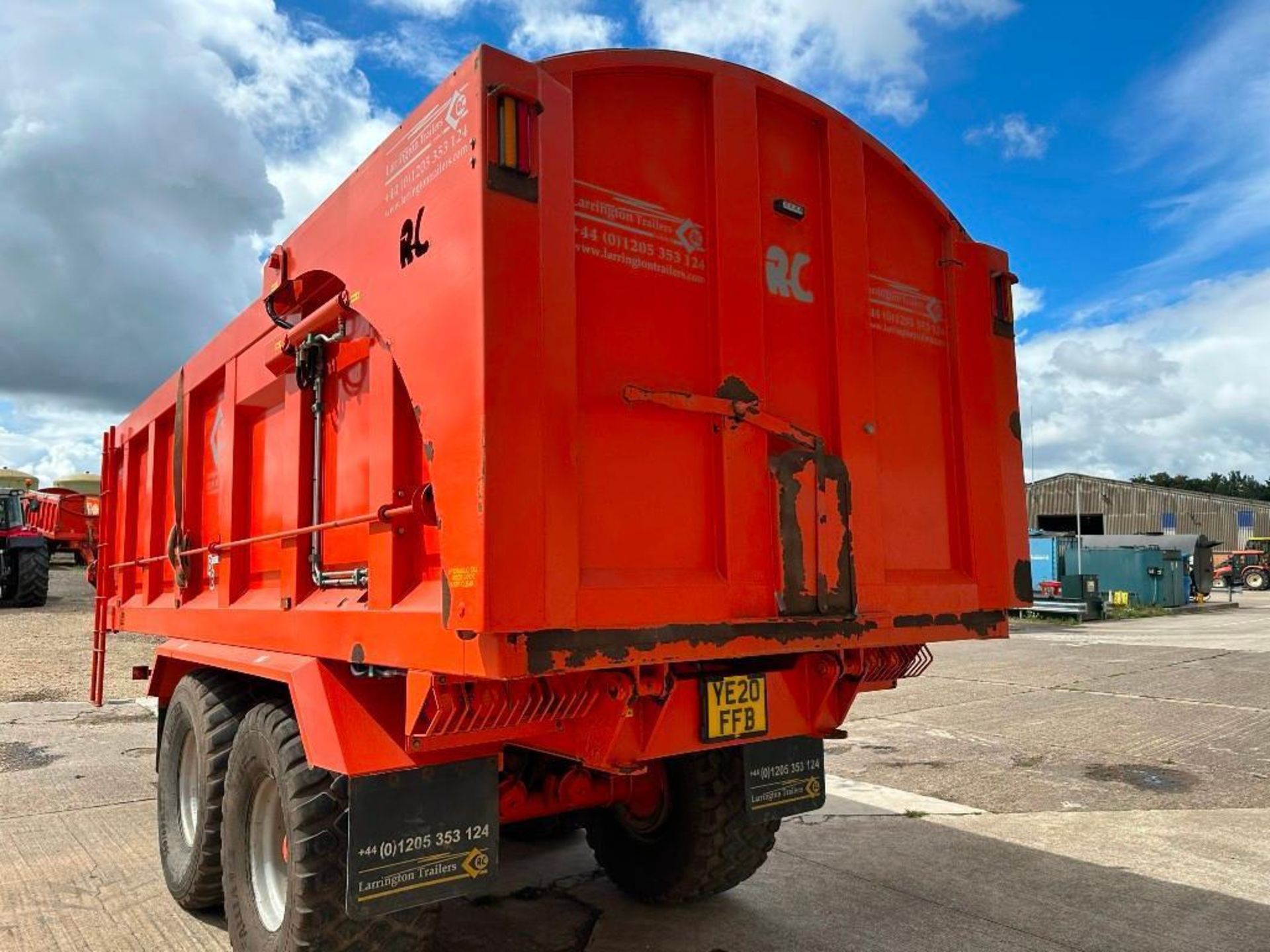 2013 Larrington Majestic 18t twin axle grain trailer, sprung drawbar, air brakes, hydraulic tailgate - Image 9 of 10