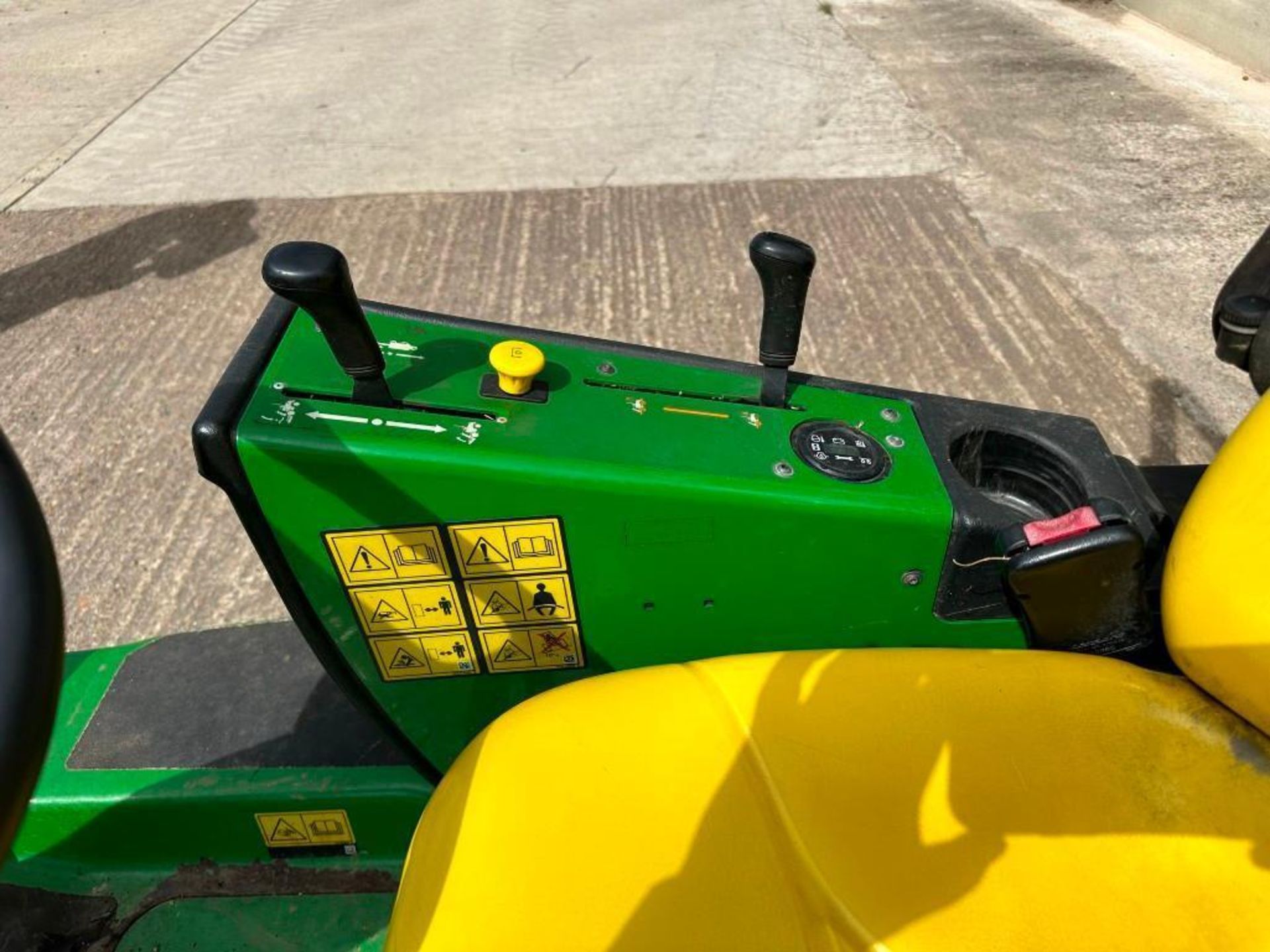 2015 John Deere 1570 TerrainCut hydrostatic mower, c/w Fastback Commercial 62 cutting deck. Hours: 1 - Image 11 of 14