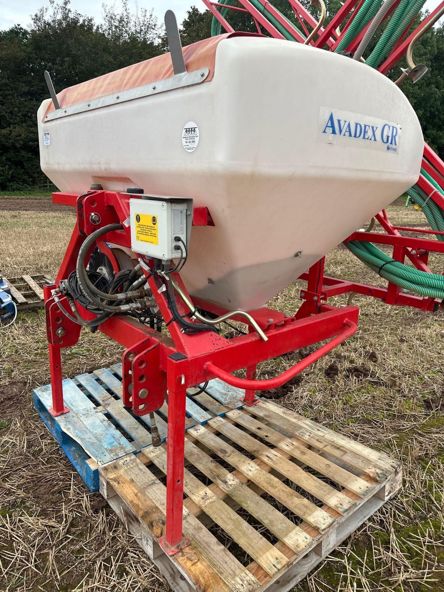 Techneat Avadex HR 15m applicator, linkage mounted. Manual & control box in the office. - Image 4 of 4