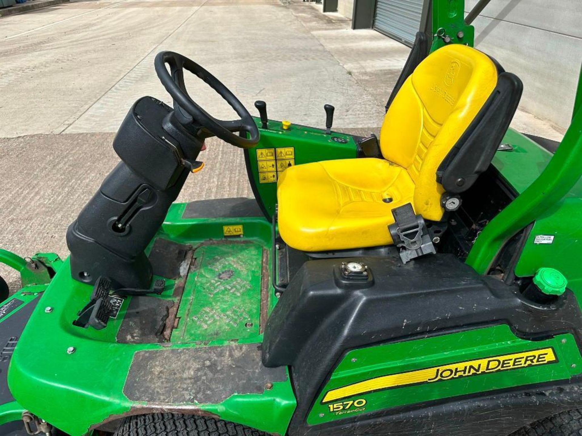 2015 John Deere 1570 TerrainCut hydrostatic mower, c/w Fastback Commercial 62 cutting deck. Hours: 1 - Image 10 of 14