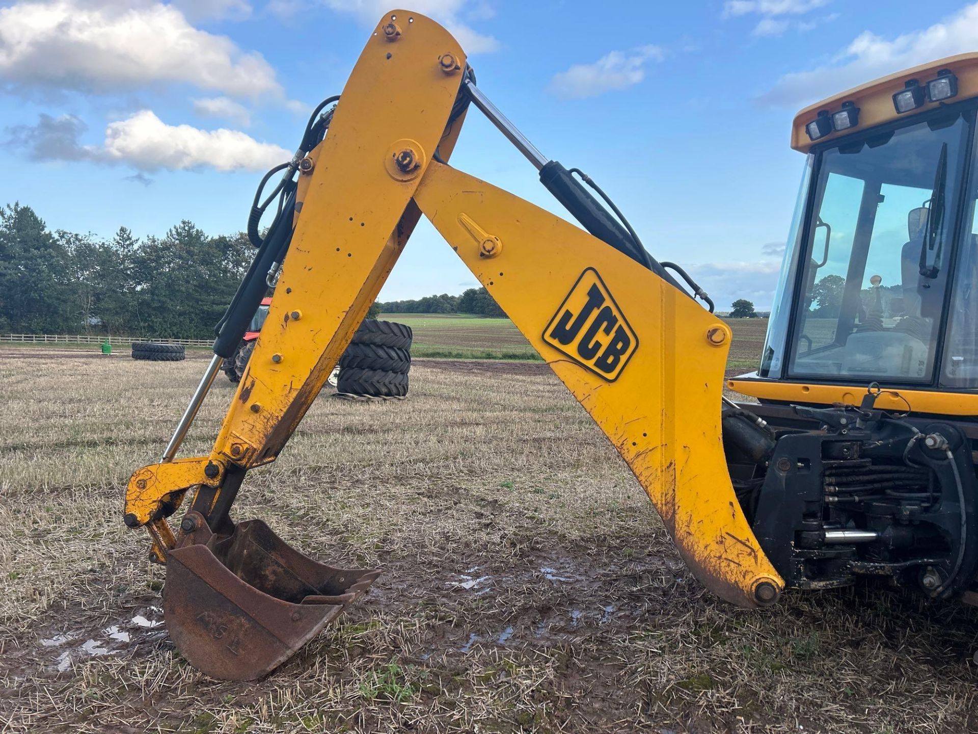 1998 JCB 3CX SRS Powershift 4X4 backhoe digger on 12.0/12.5-18 front and 18-4/26 rear wheels and tyr - Image 4 of 16