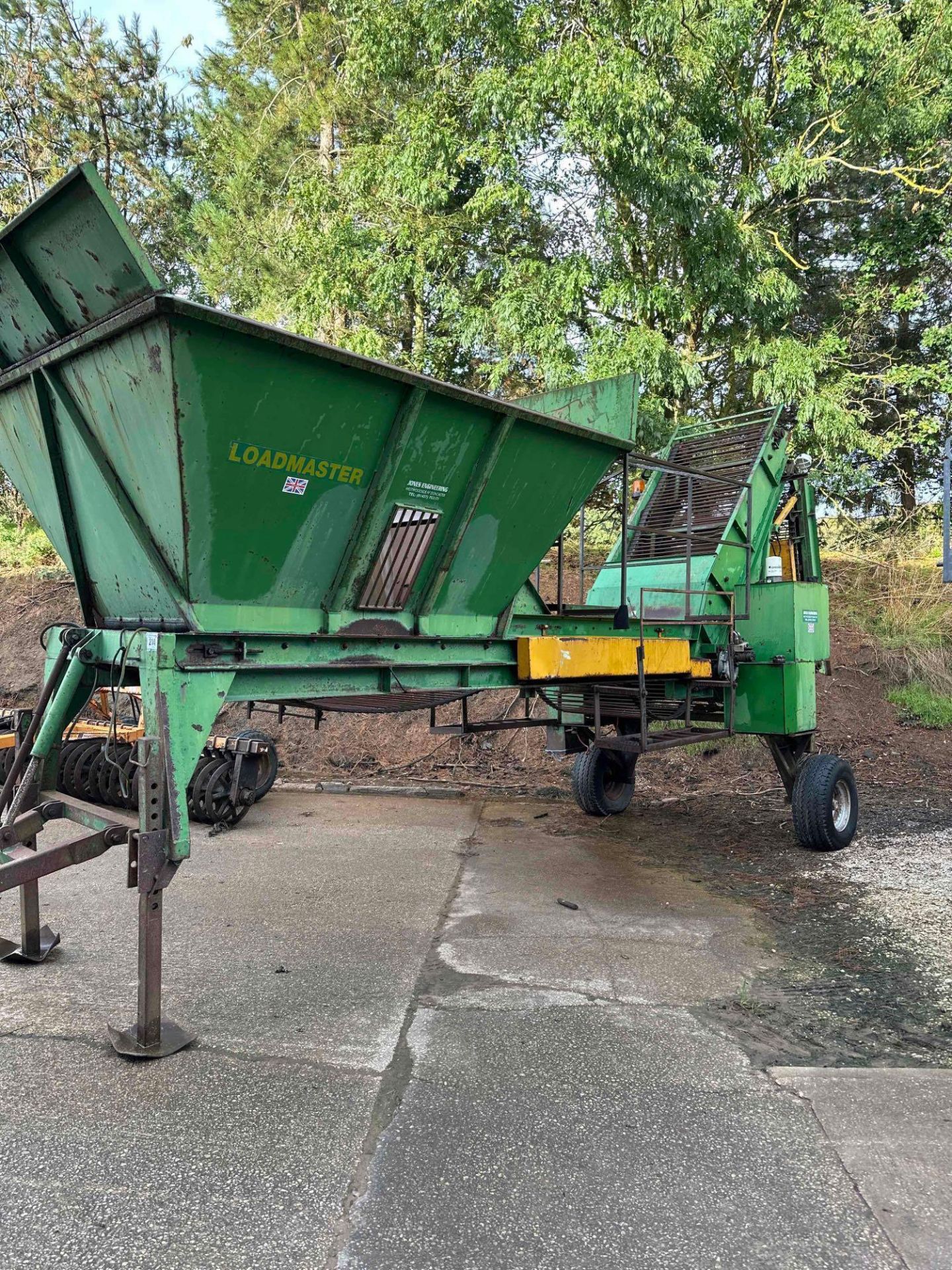 Jones sugar beet cleaner c/w 3 cyl diesel engine, brush section for stone/clod removal and picking t - Image 5 of 5