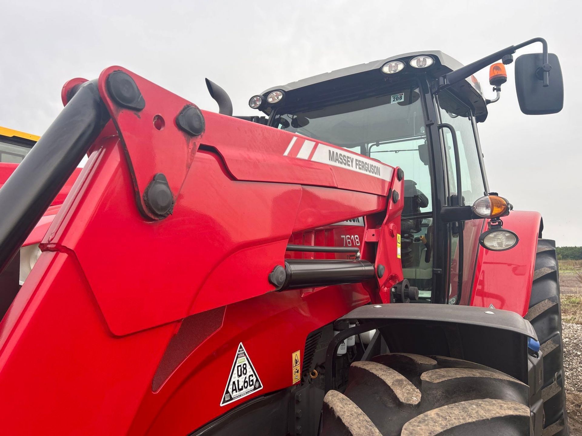 2015 Massey Ferguson 7618 Dyna VT 50Kph 4wd tractor with Massey Ferguson 968 front loader, 50kph, ai - Image 5 of 16