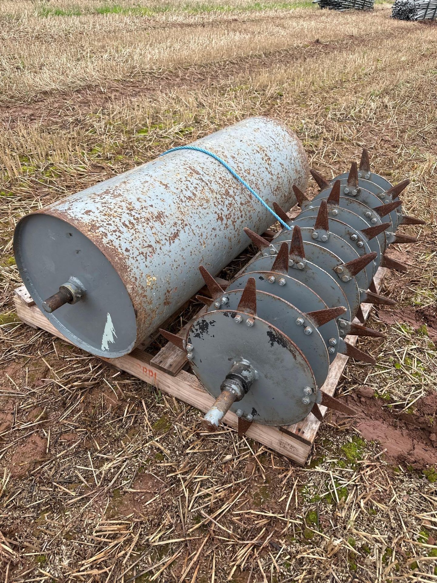 Linkage mounted grassland implement with interchangeable roll / spike / aerator - Image 2 of 3