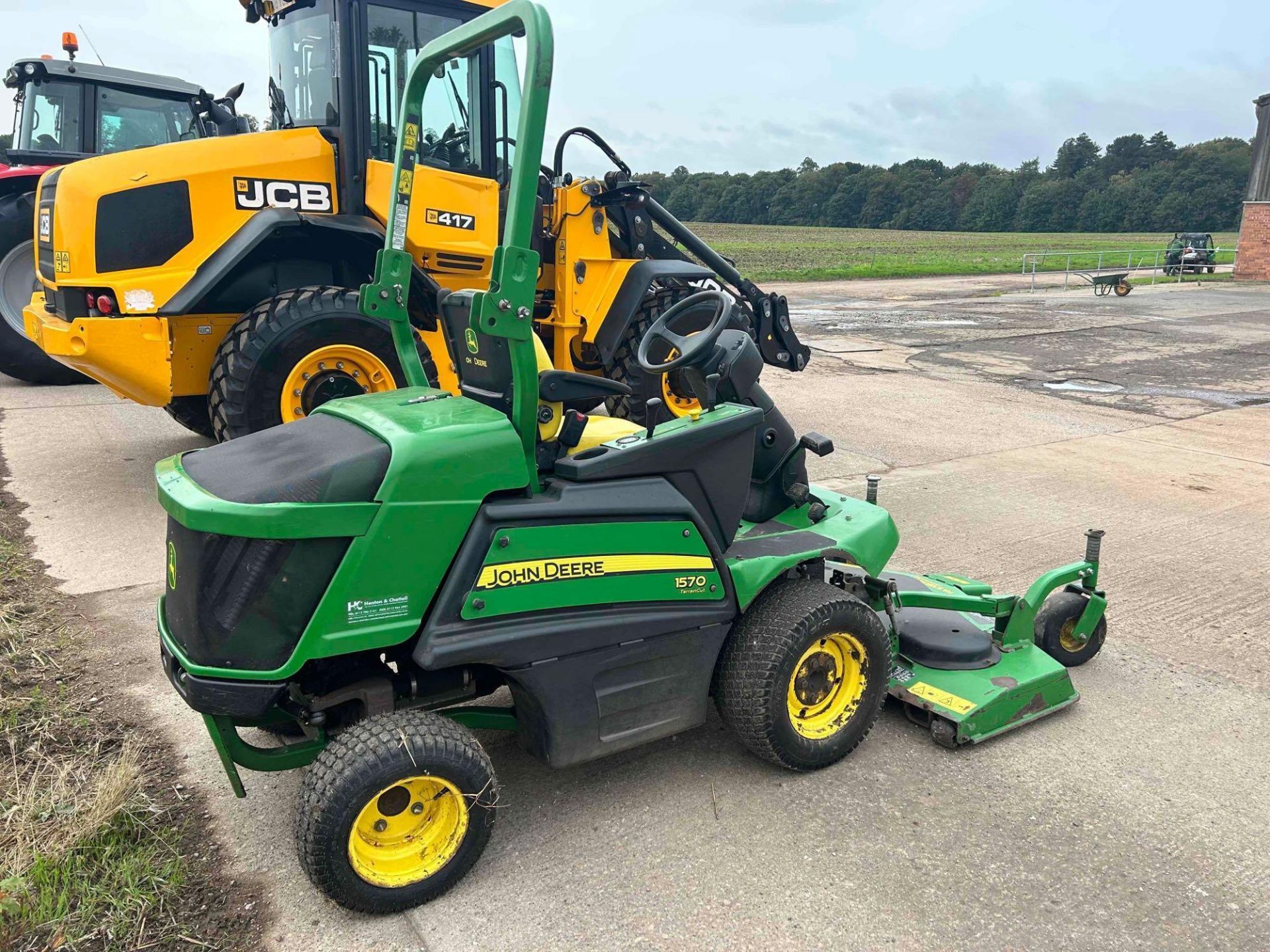 2015 John Deere 1570 TerrainCut hydrostatic mower, c/w Fastback Commercial 62 cutting deck. Hours: 1 - Image 4 of 14