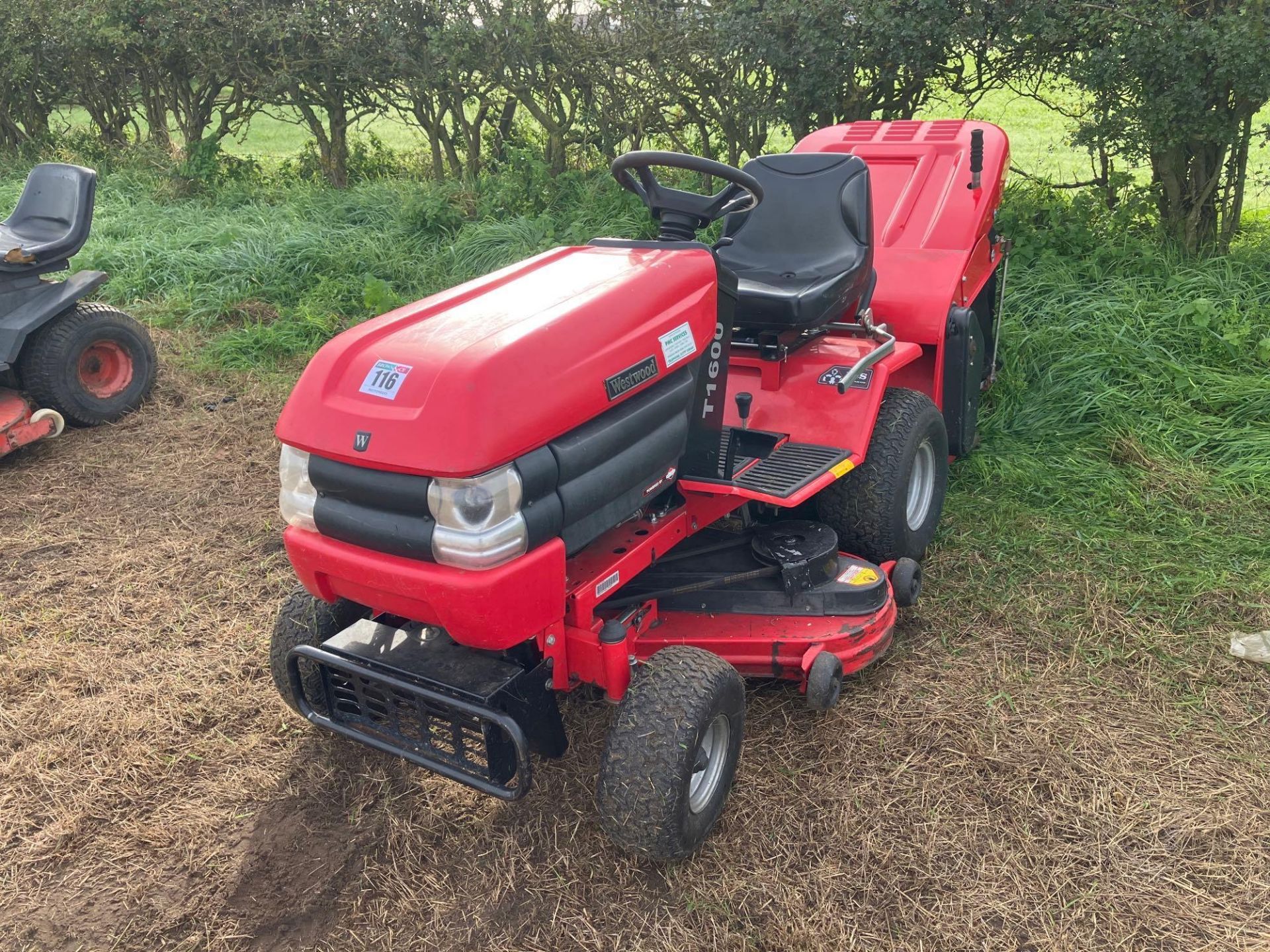 Westwood T1600 ride on mower with collector - Image 2 of 3