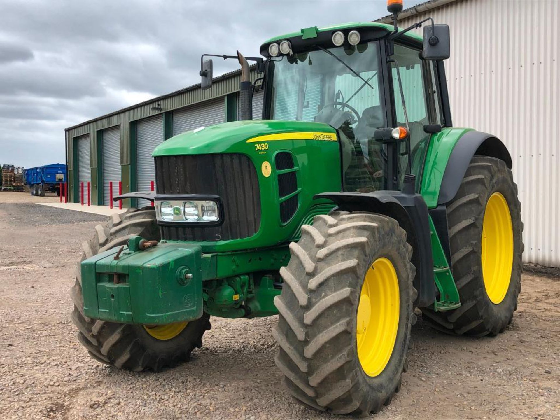 2009 John Deere 7430 Premium 40Kph AutoQuad 4wd tractor with front and cab suspension, 4 manual spoo - Image 6 of 32