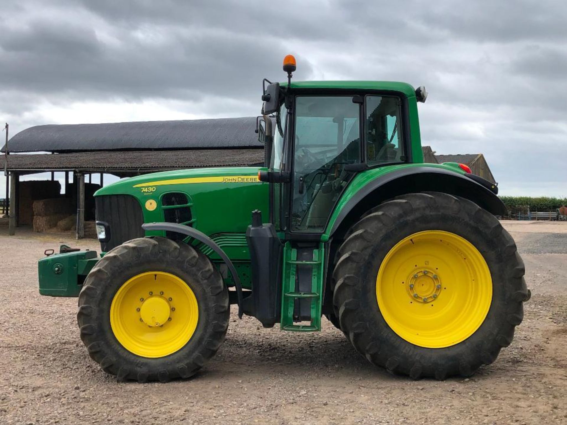 2009 John Deere 7430 Premium 40Kph AutoQuad 4wd tractor with front and cab suspension, 4 manual spoo - Image 11 of 32