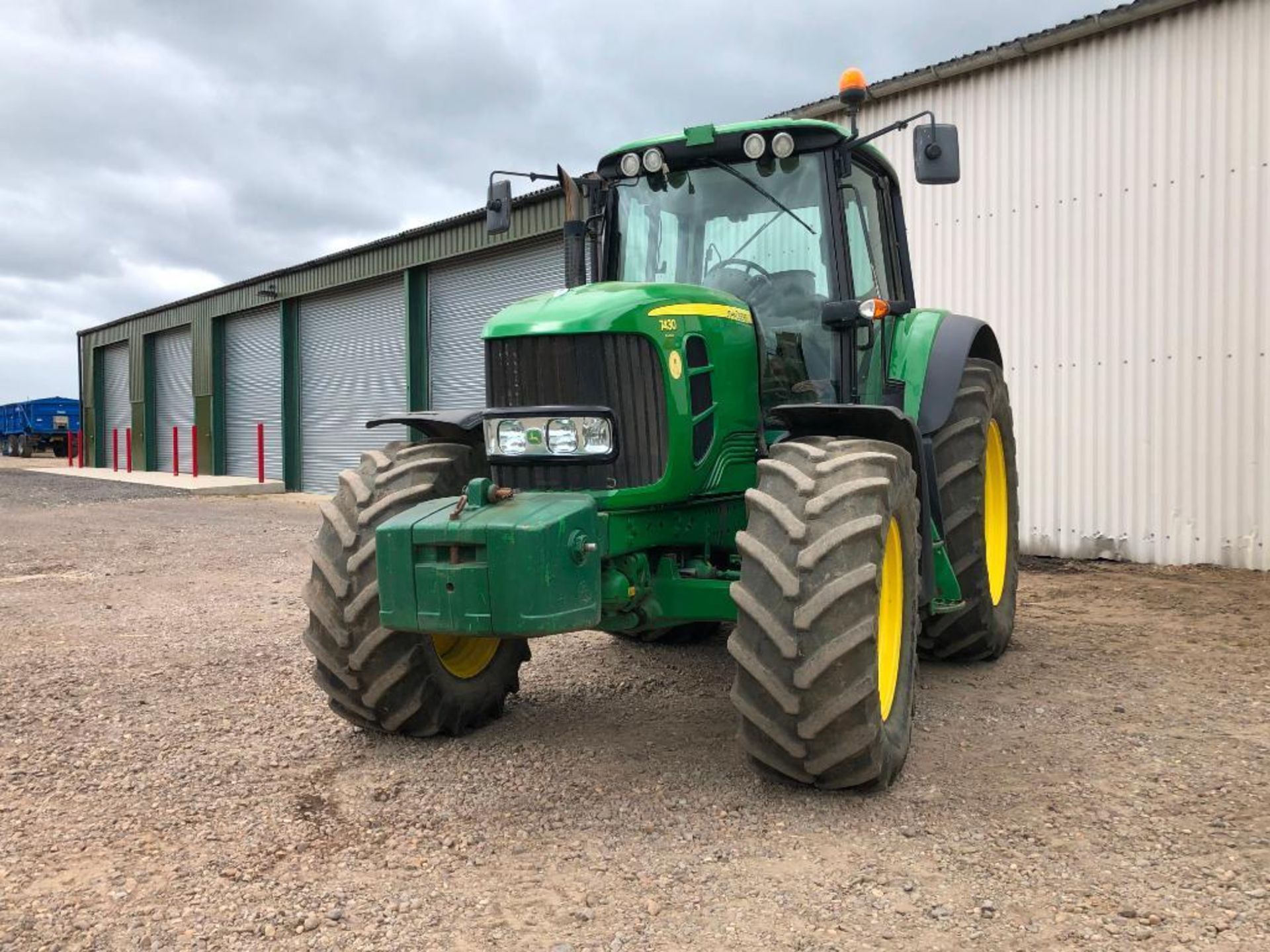 2009 John Deere 7430 Premium 40Kph AutoQuad 4wd tractor with front and cab suspension, 4 manual spoo - Image 8 of 32