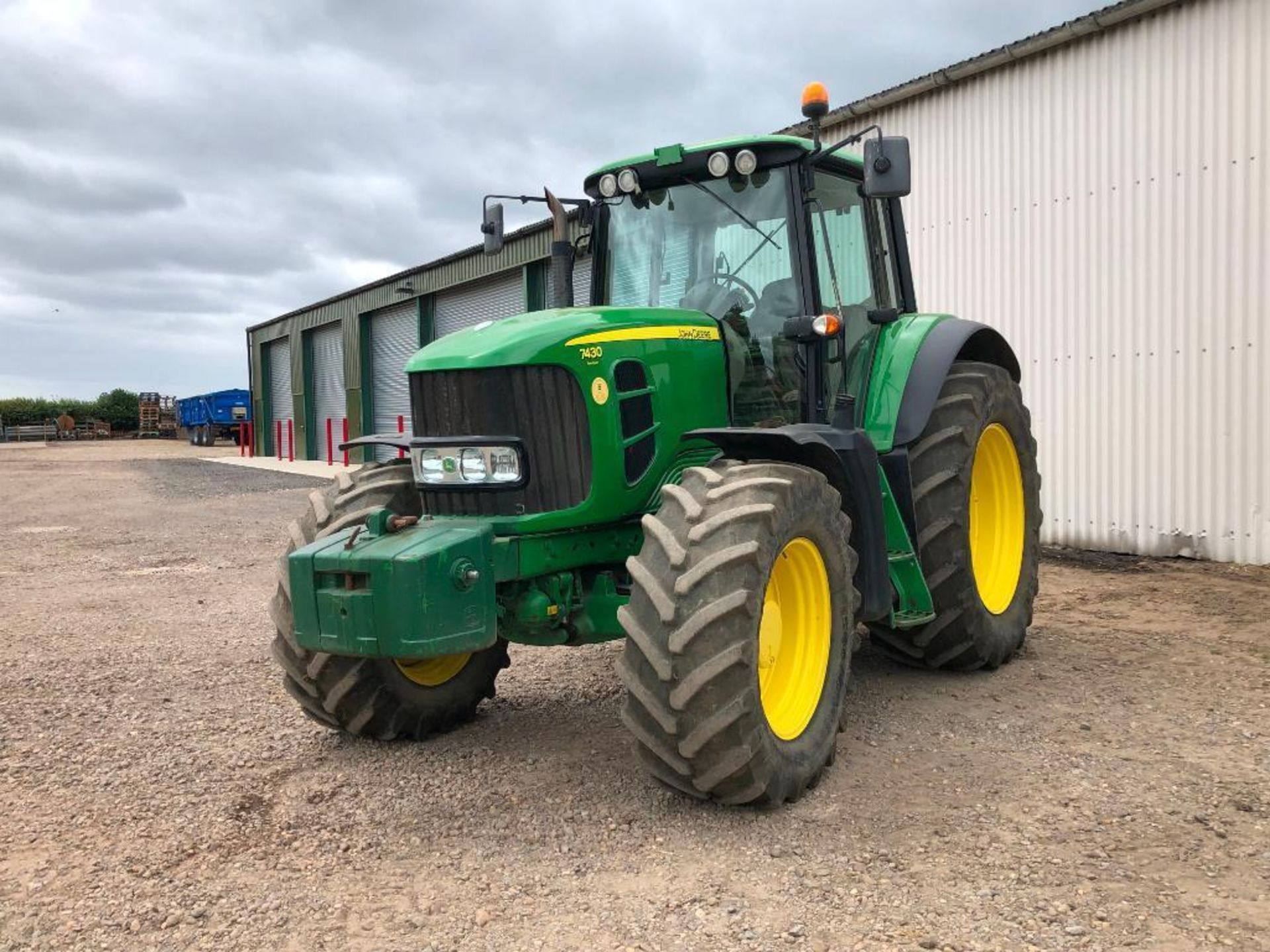 2009 John Deere 7430 Premium 40Kph AutoQuad 4wd tractor with front and cab suspension, 4 manual spoo - Image 2 of 32