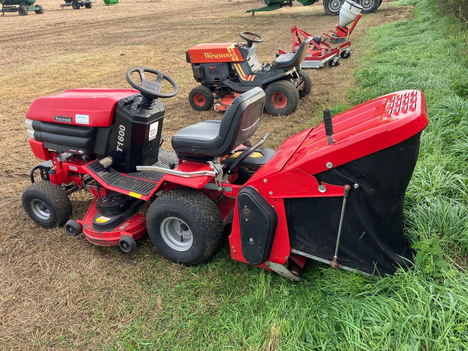 Westwood T1600 ride on mower with collector - Image 3 of 3