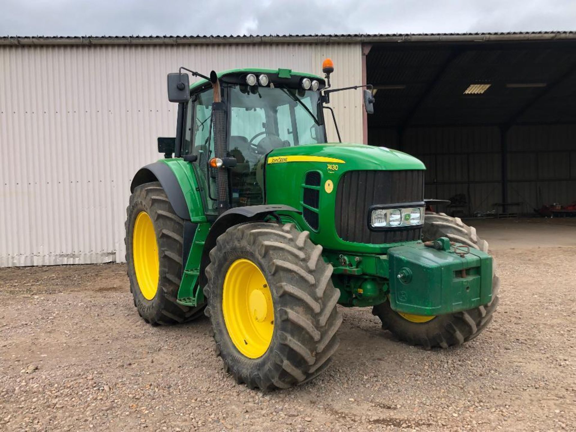 2009 John Deere 7430 Premium 40Kph AutoQuad 4wd tractor with front and cab suspension, 4 manual spoo - Image 3 of 32