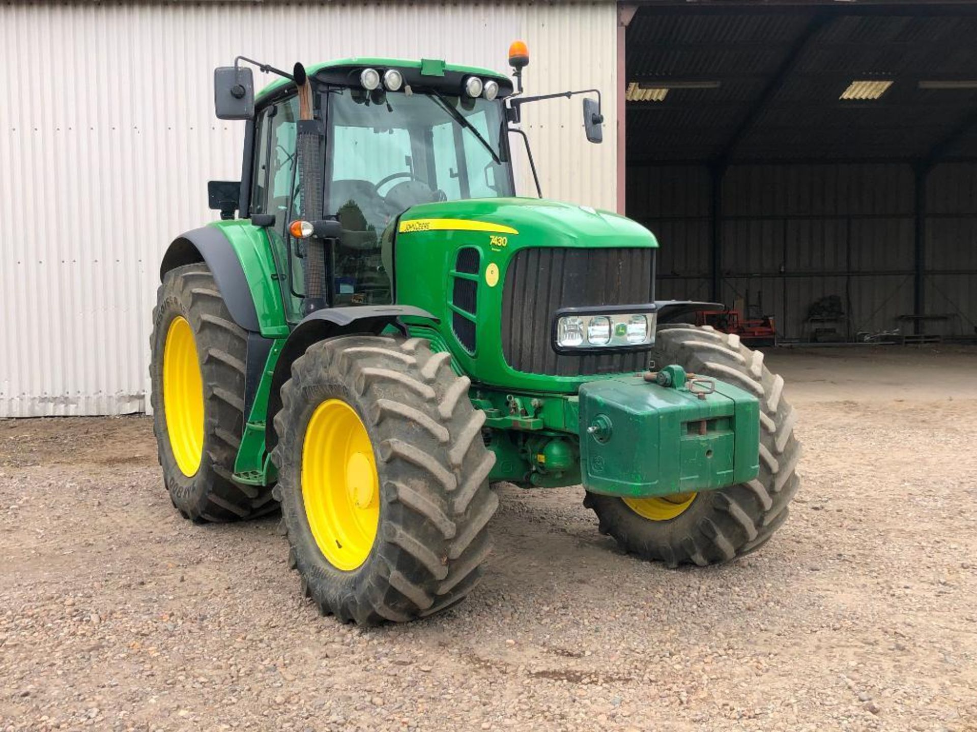 2009 John Deere 7430 Premium 40Kph AutoQuad 4wd tractor with front and cab suspension, 4 manual spoo - Image 5 of 32