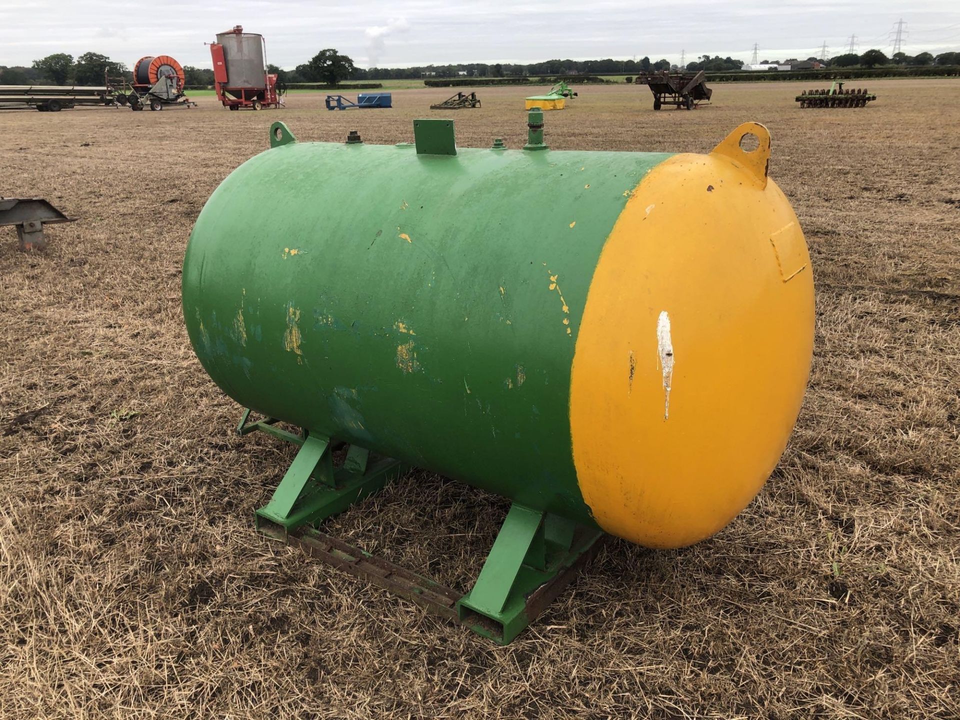 Metal fuel bowser, tine mounted - Image 2 of 4