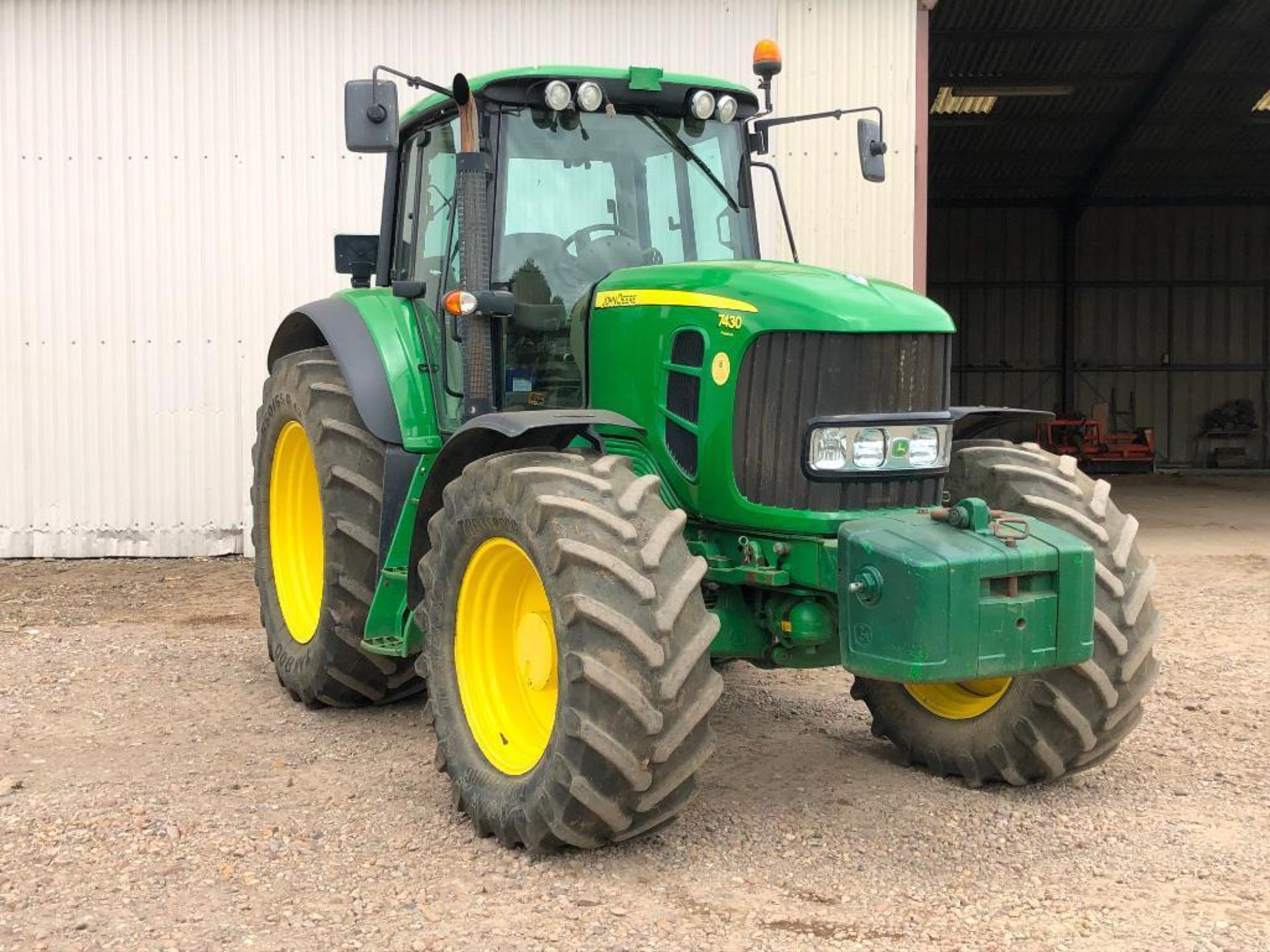 2009 John Deere 7430 Premium 40Kph AutoQuad 4wd tractor with front and cab suspension, 4 manual spoo - Image 27 of 32