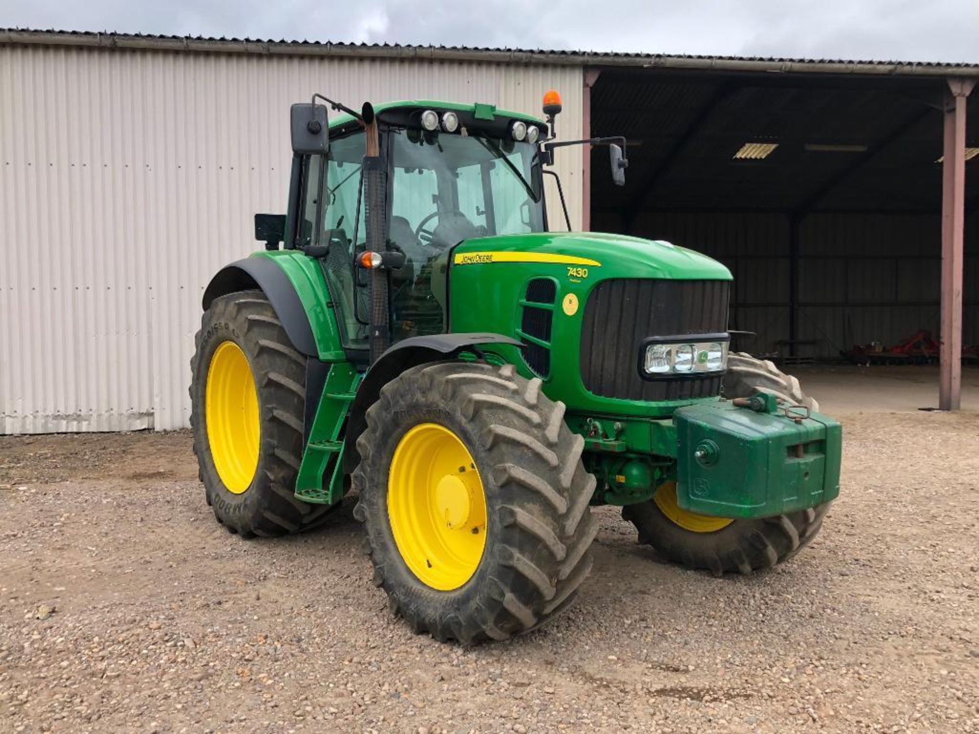 2009 John Deere 7430 Premium 40Kph AutoQuad 4wd tractor with front and cab suspension, 4 manual spoo - Image 4 of 32