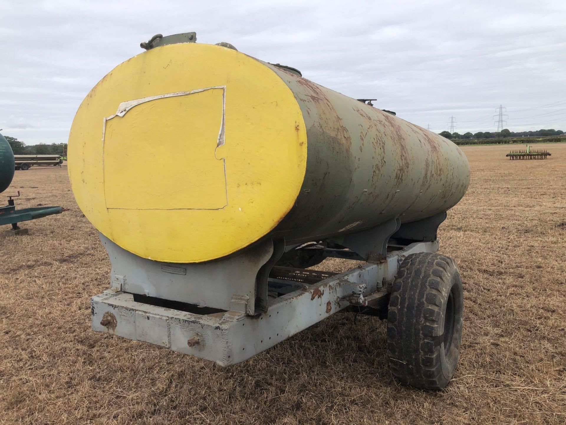 Fuel bowser with manual pump, single axle on 12.5/80-15.3 wheels and tyres - Image 3 of 4