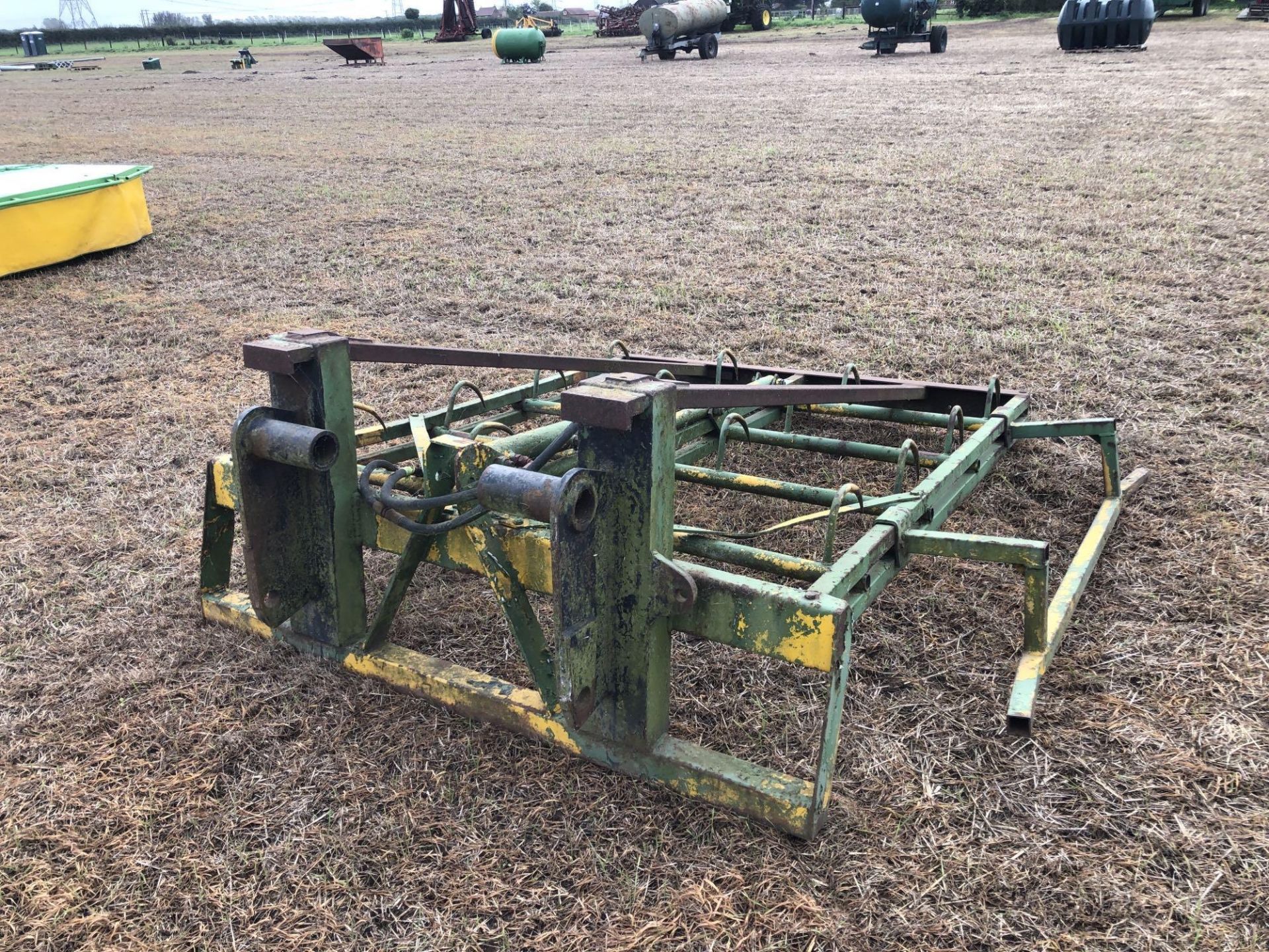 Flat 8 bale grab with Manitou attachments - Image 2 of 3