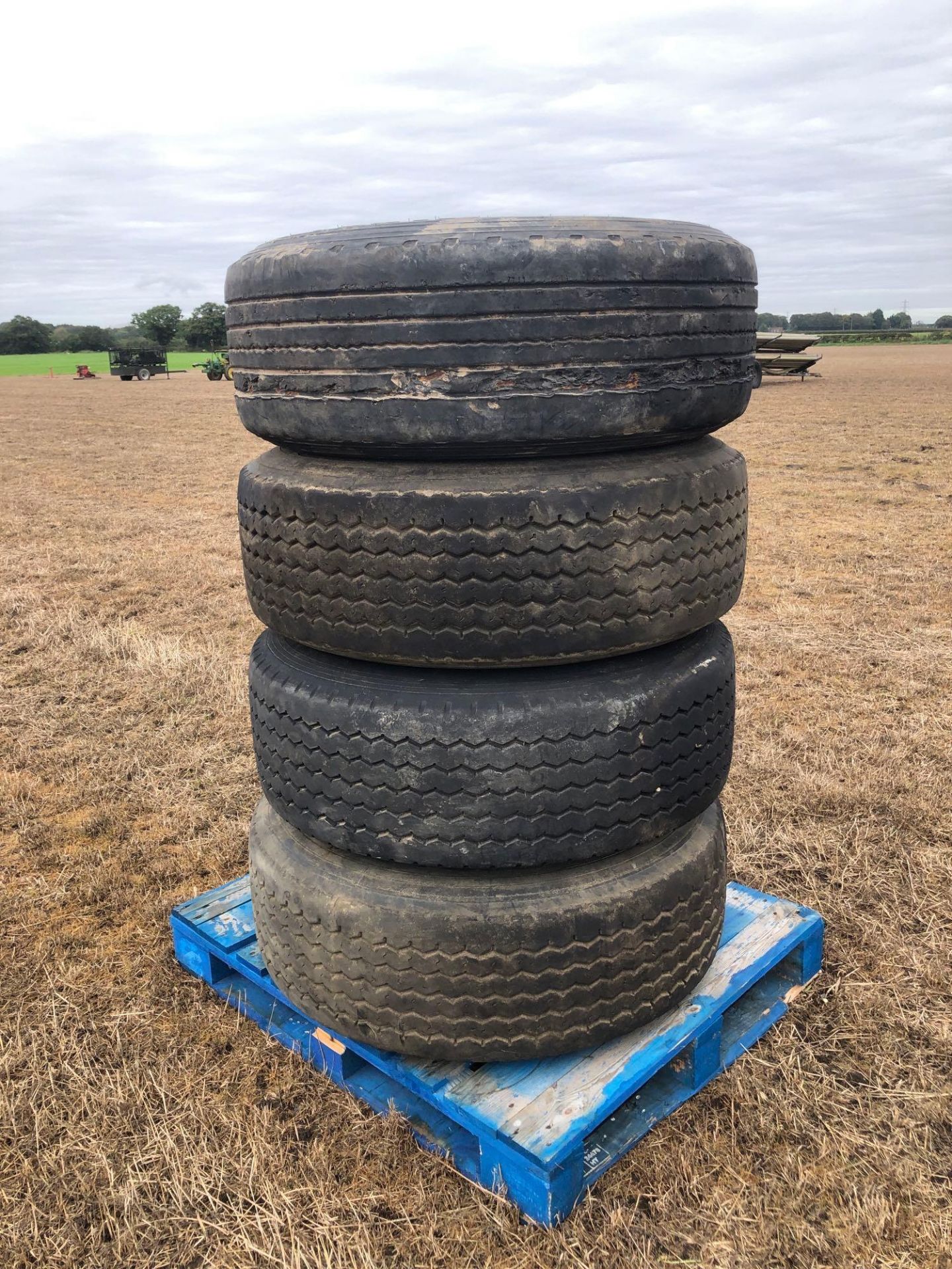 4No 385/65R22.5 wheels and tyres - Image 2 of 4