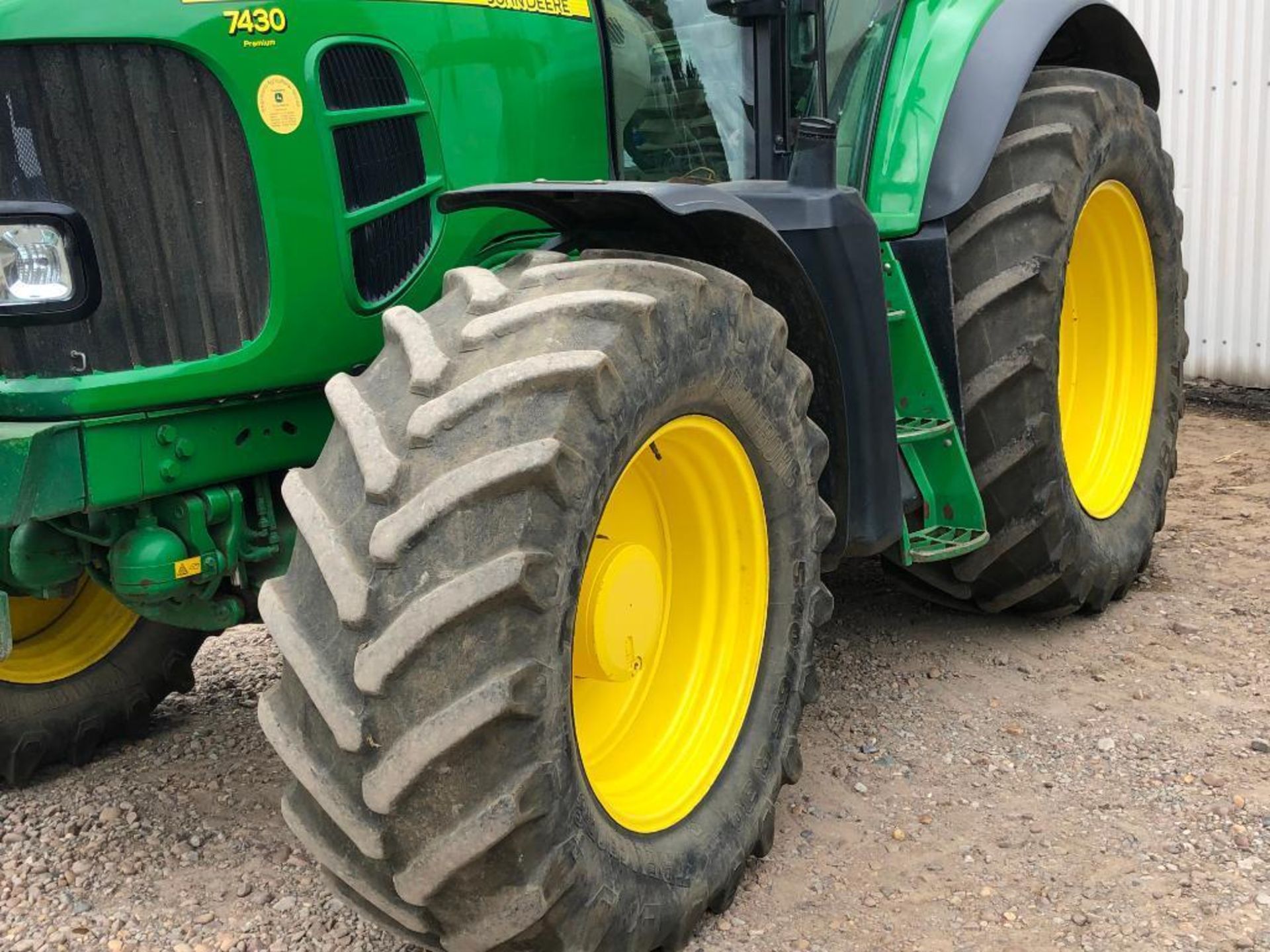 2009 John Deere 7430 Premium 40Kph AutoQuad 4wd tractor with front and cab suspension, 4 manual spoo - Image 19 of 32