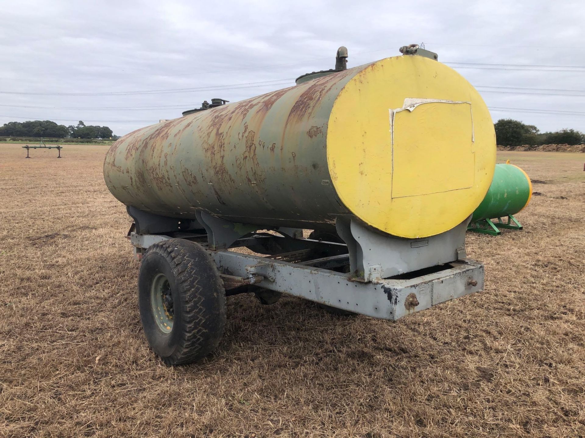 Fuel bowser with manual pump, single axle on 12.5/80-15.3 wheels and tyres - Image 2 of 4