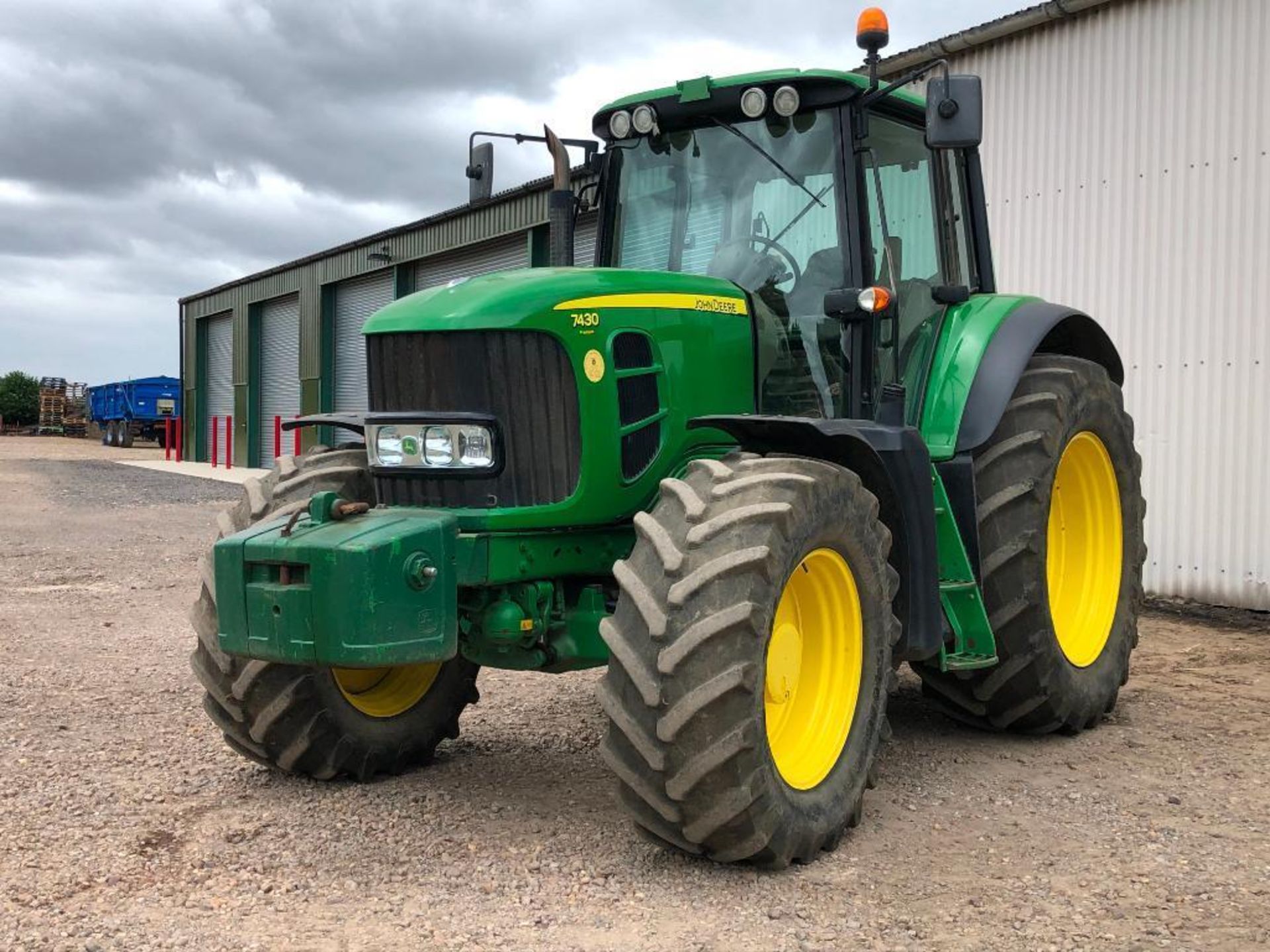 2009 John Deere 7430 Premium 40Kph AutoQuad 4wd tractor with front and cab suspension, 4 manual spoo - Image 24 of 32