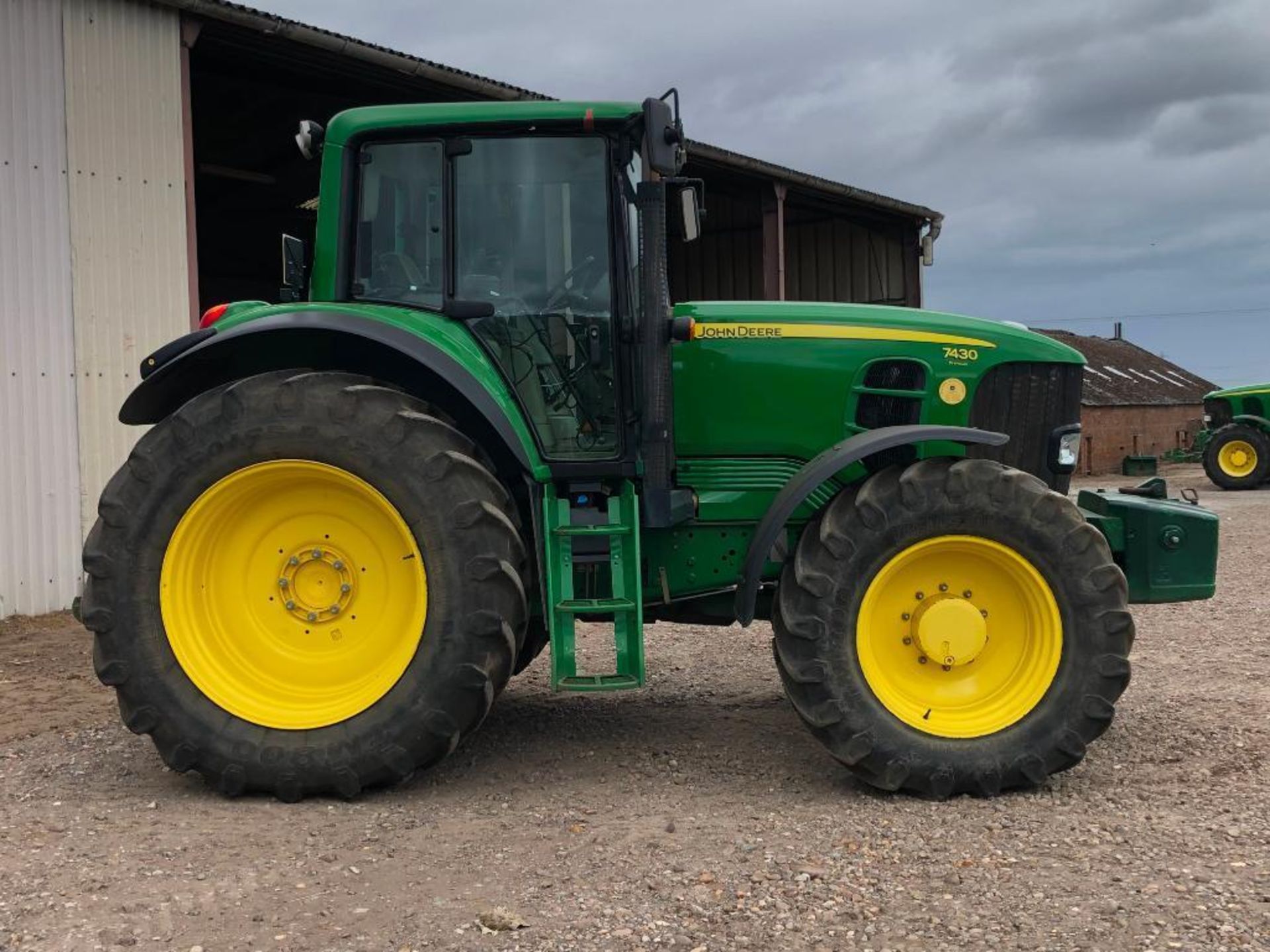 2009 John Deere 7430 Premium 40Kph AutoQuad 4wd tractor with front and cab suspension, 4 manual spoo - Image 16 of 32