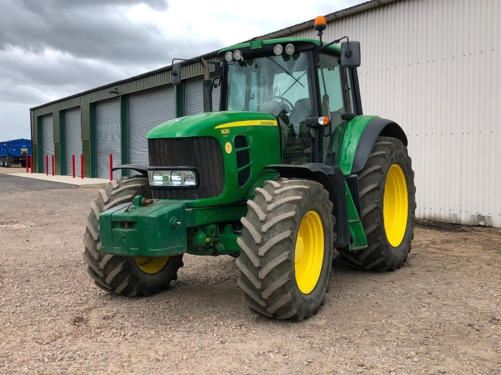 2009 John Deere 7430 Premium 40Kph AutoQuad 4wd tractor with front and cab suspension, 4 manual spoo - Image 31 of 32