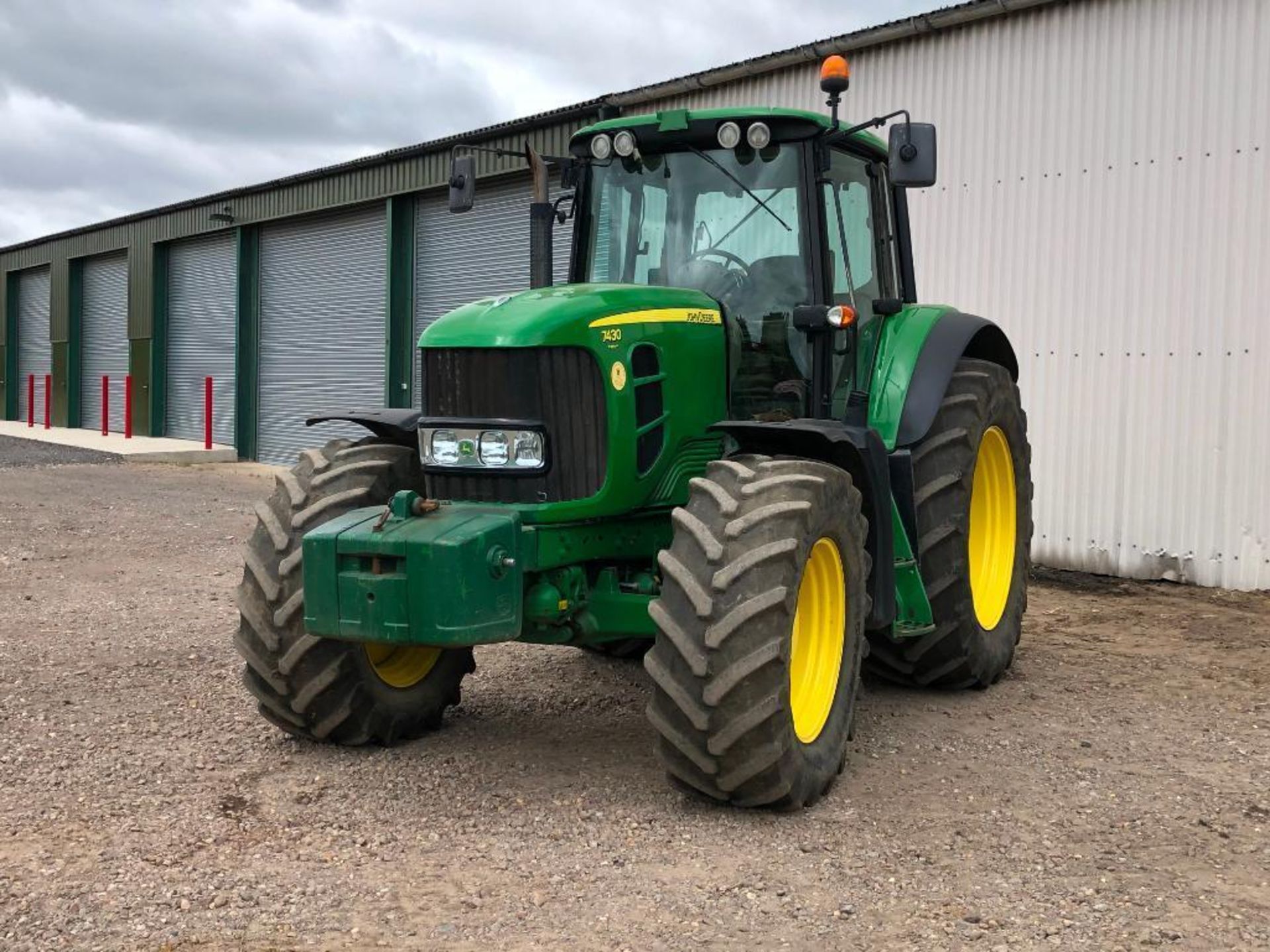 2009 John Deere 7430 Premium 40Kph AutoQuad 4wd tractor with front and cab suspension, 4 manual spoo - Image 32 of 32