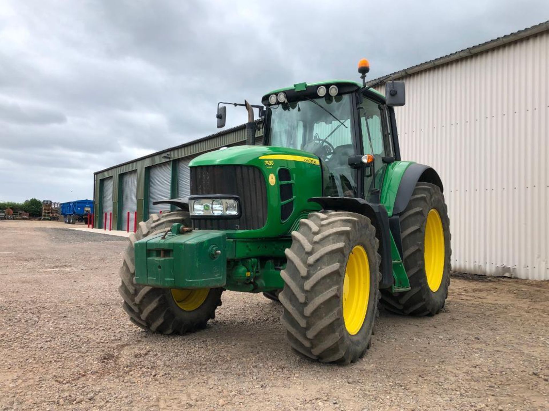 2009 John Deere 7430 Premium 40Kph AutoQuad 4wd tractor with front and cab suspension, 4 manual spoo - Image 7 of 32