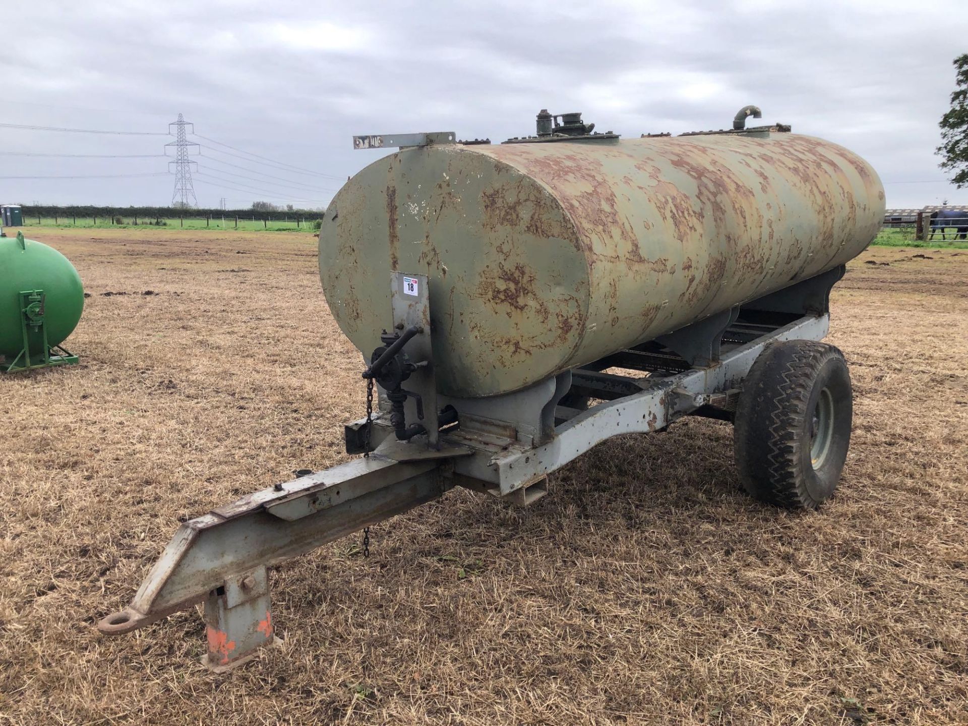 Fuel bowser with manual pump, single axle on 12.5/80-15.3 wheels and tyres