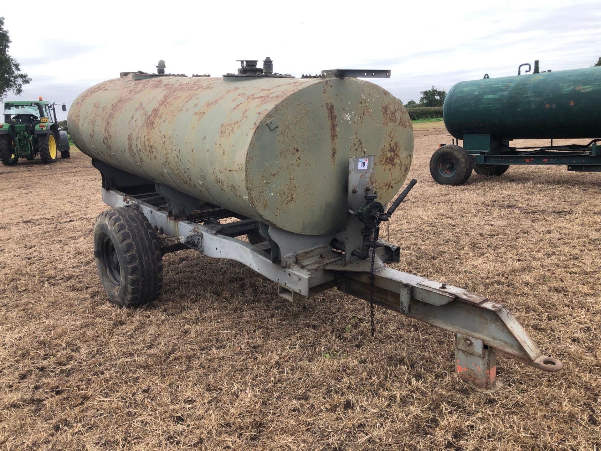 Fuel bowser with manual pump, single axle on 12.5/80-15.3 wheels and tyres - Image 4 of 4