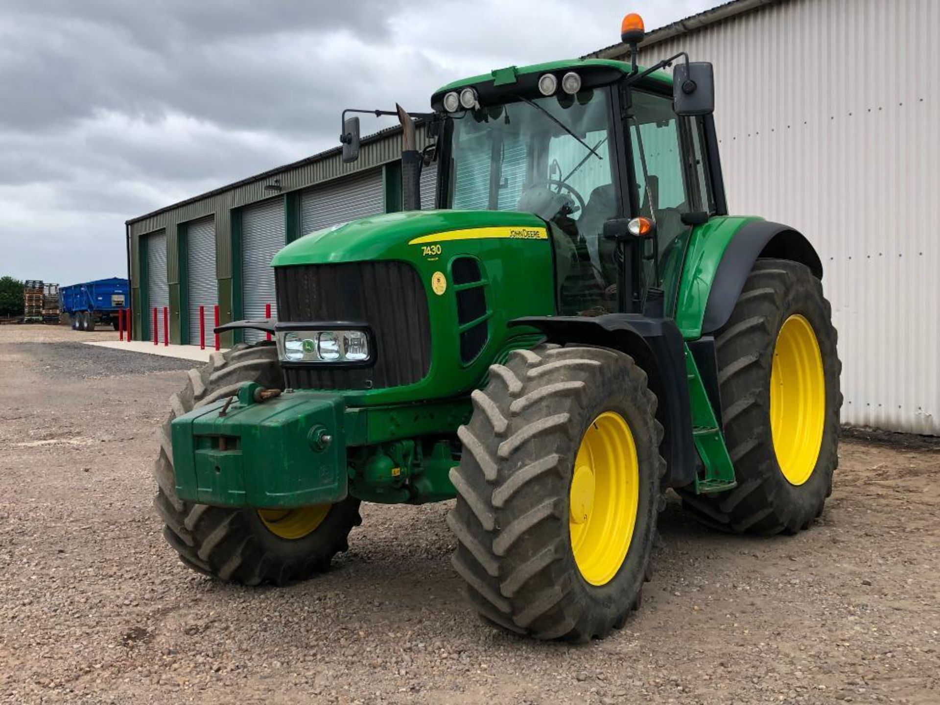 2009 John Deere 7430 Premium 40Kph AutoQuad 4wd tractor with front and cab suspension, 4 manual spoo - Image 30 of 32