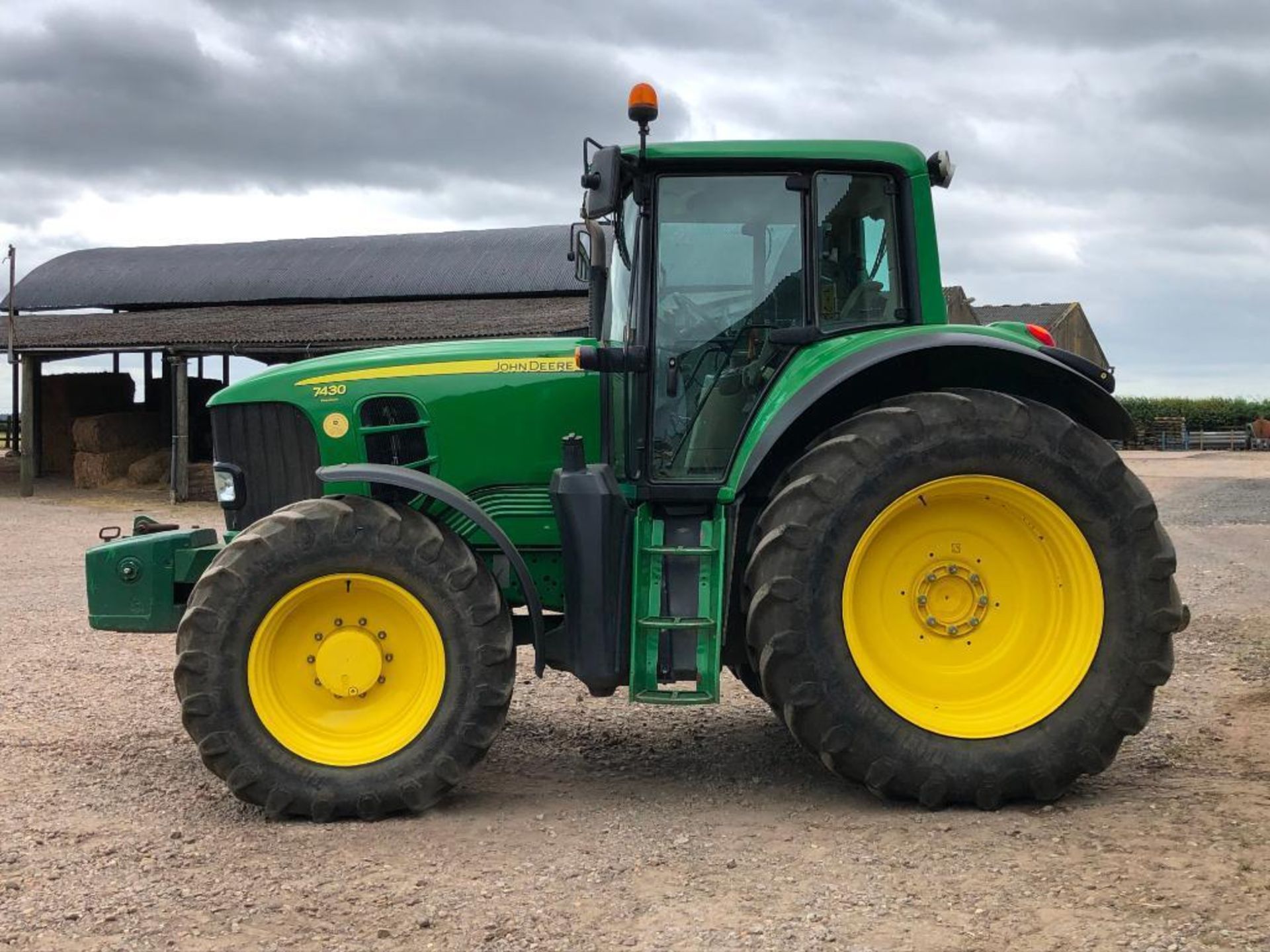 2009 John Deere 7430 Premium 40Kph AutoQuad 4wd tractor with front and cab suspension, 4 manual spoo - Image 12 of 32