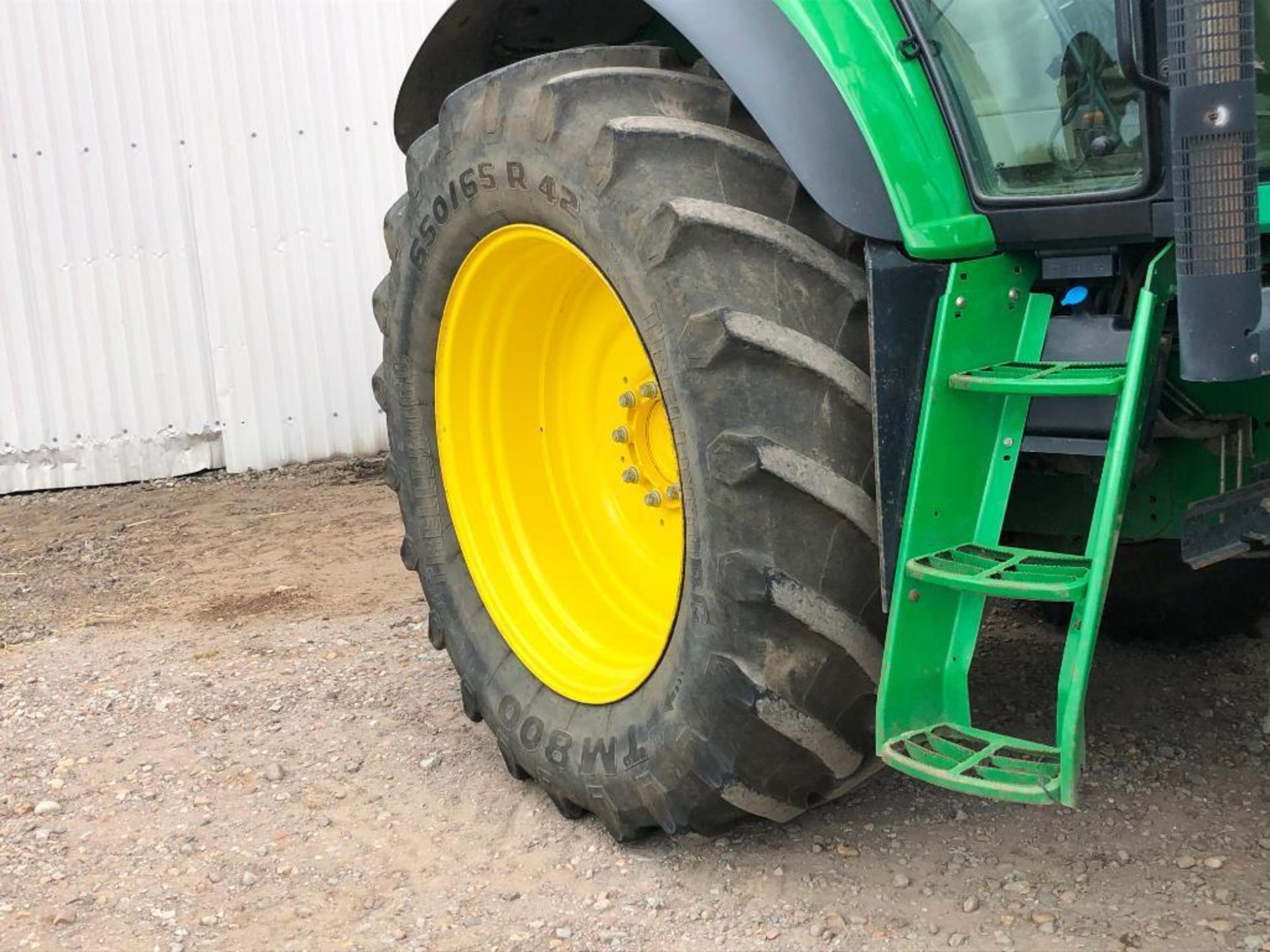 2009 John Deere 7430 Premium 40Kph AutoQuad 4wd tractor with front and cab suspension, 4 manual spoo - Image 17 of 32