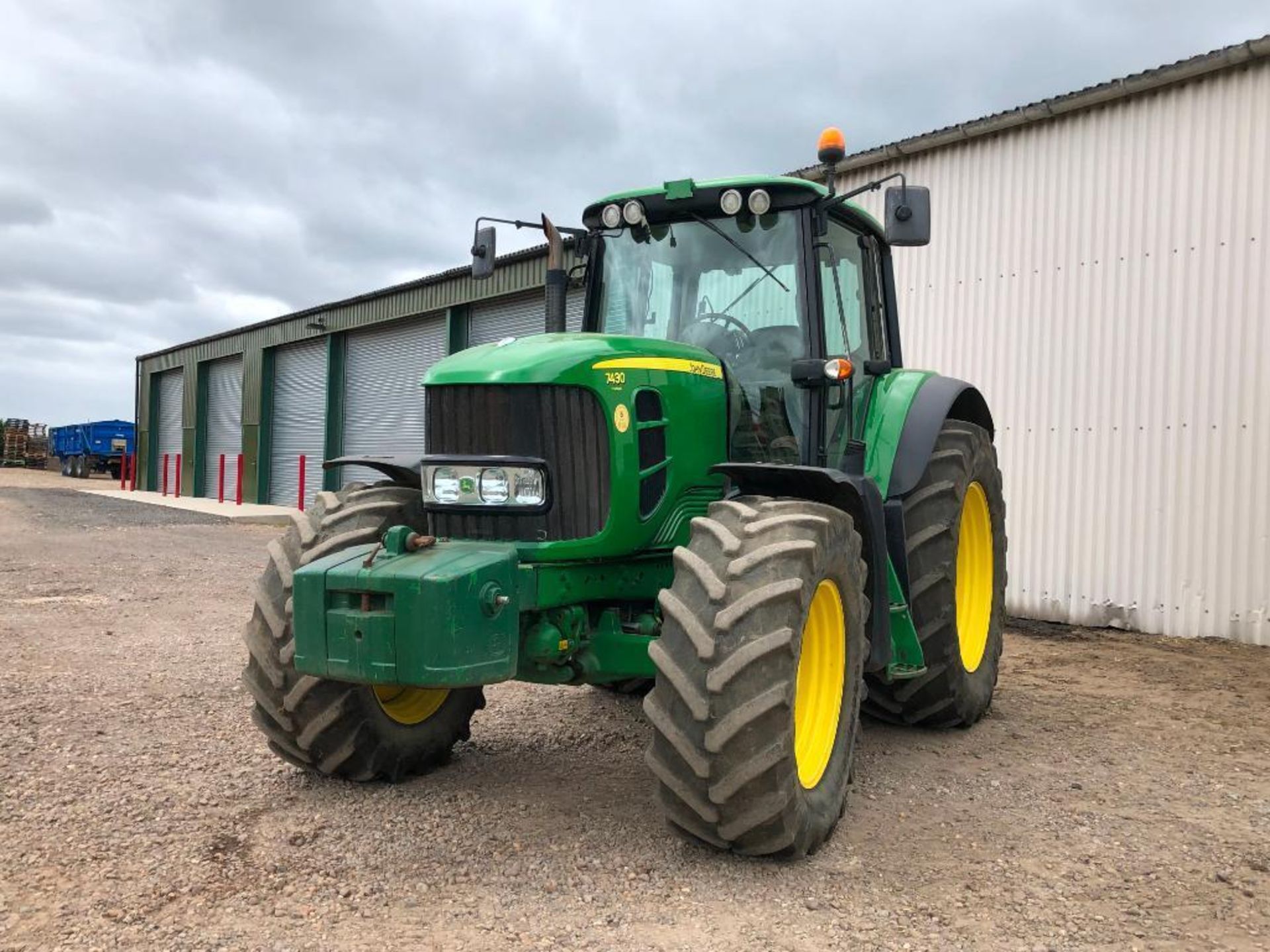 2009 John Deere 7430 Premium 40Kph AutoQuad 4wd tractor with front and cab suspension, 4 manual spoo - Image 9 of 32