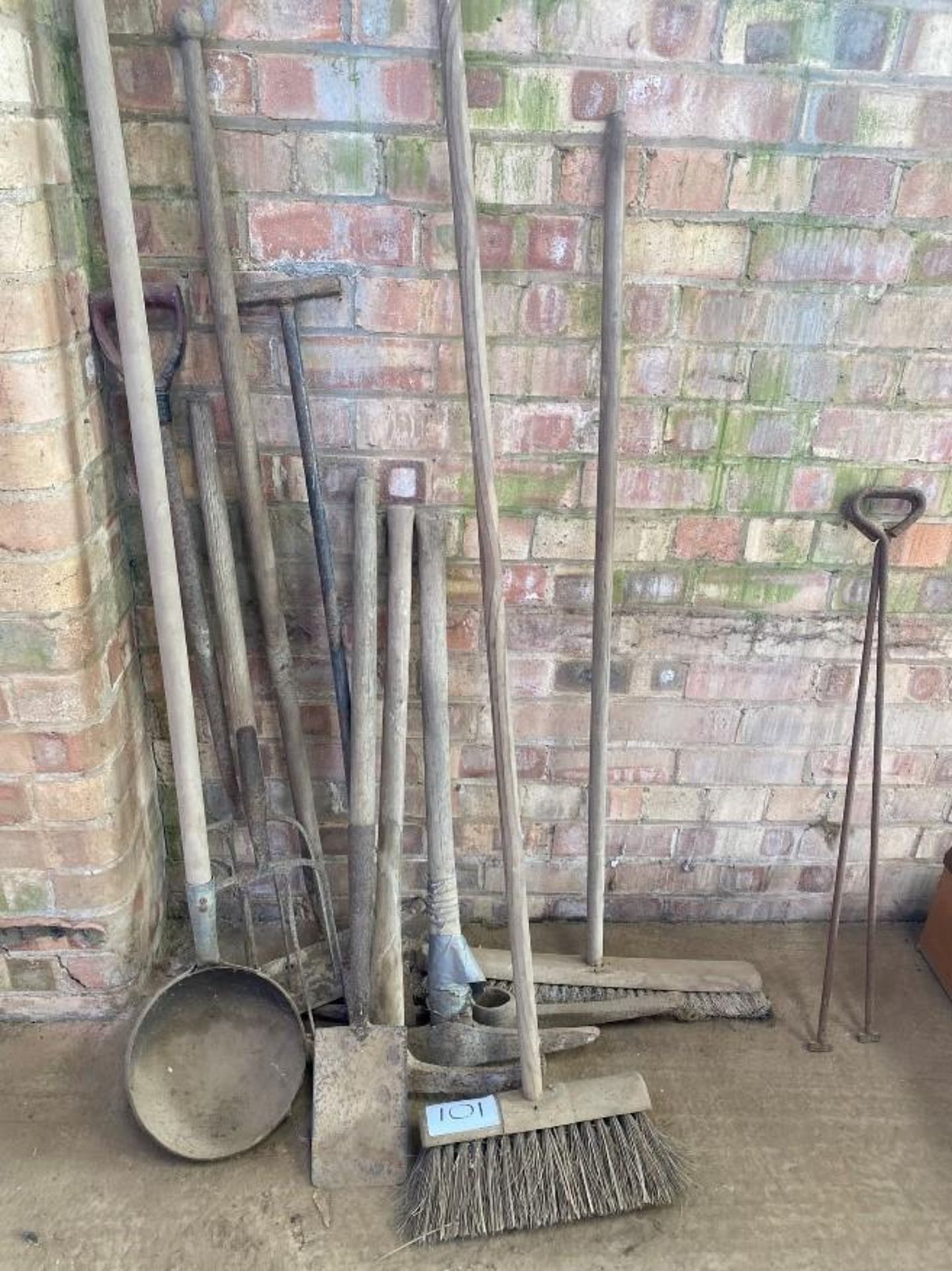 Quantity Of Hand Tools And Brushes - (Lincolnshire)