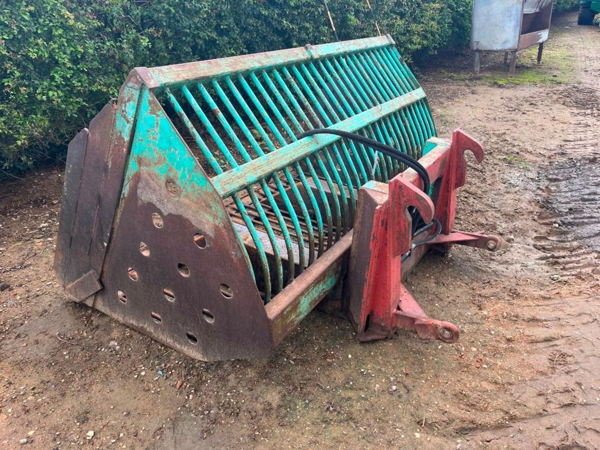 High Tip Griddle Bucket, Hydraulically Operated, JCB Q-Fit Brackets